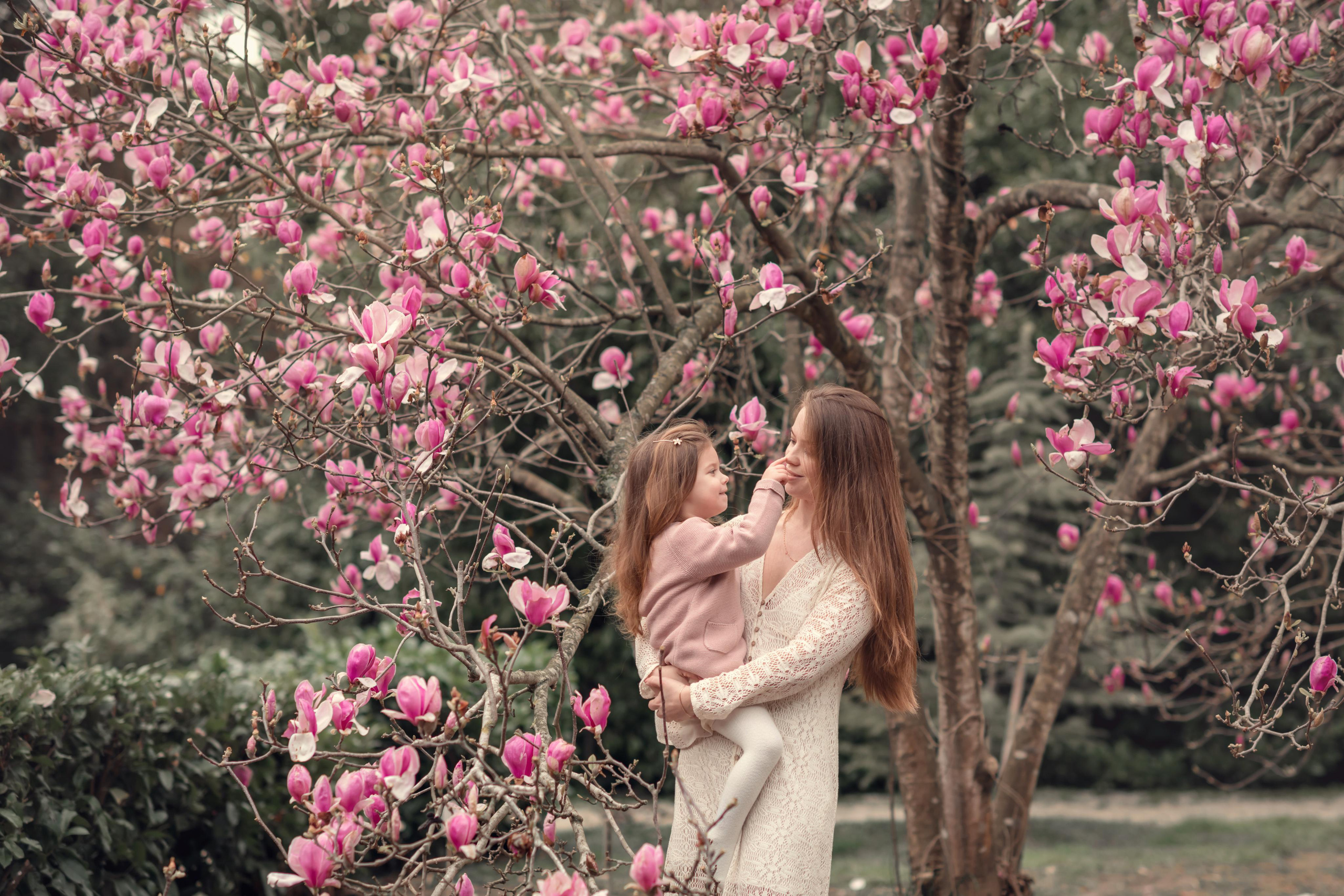 магнолия сочи мама дочь семья любовь нежность розовый трикотаж цветы цветение весна лето осень зима