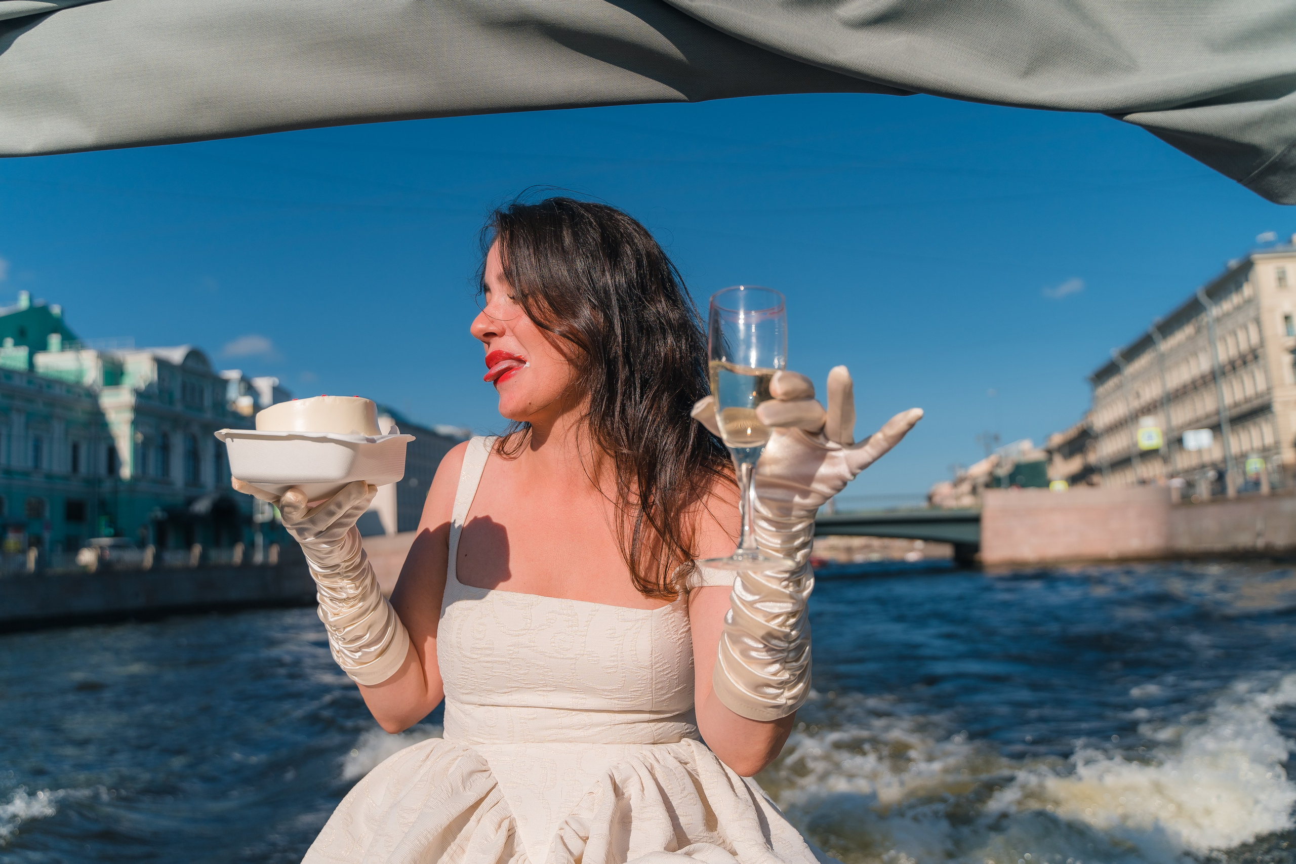 Фотосъемка девичника, встреча девушек, веселые женские портреты