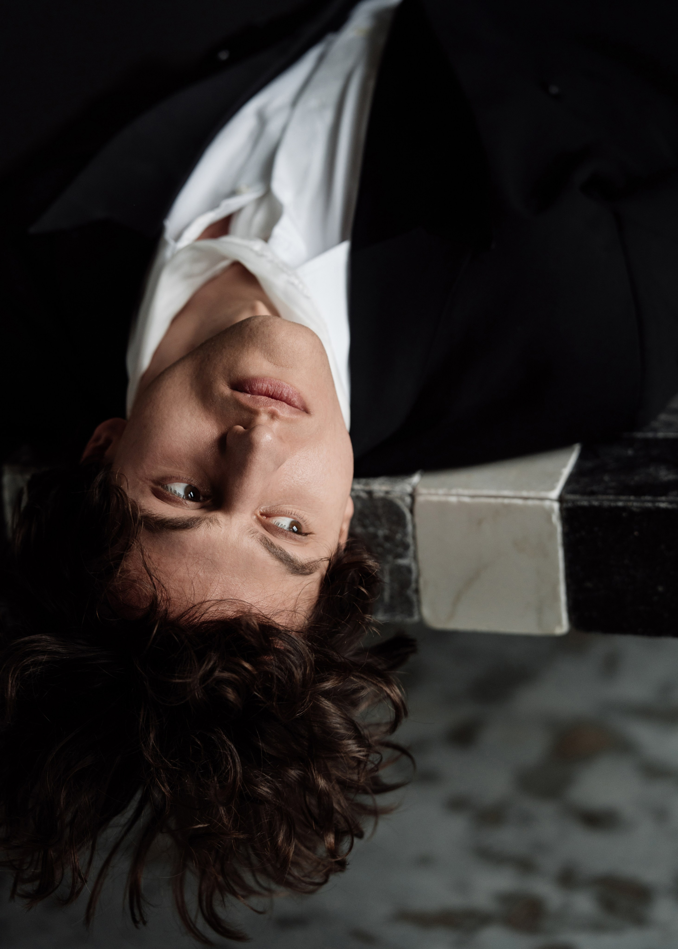 Свадебный фотограф Михайловка — студийная фотосессия пары в свадебных образах.