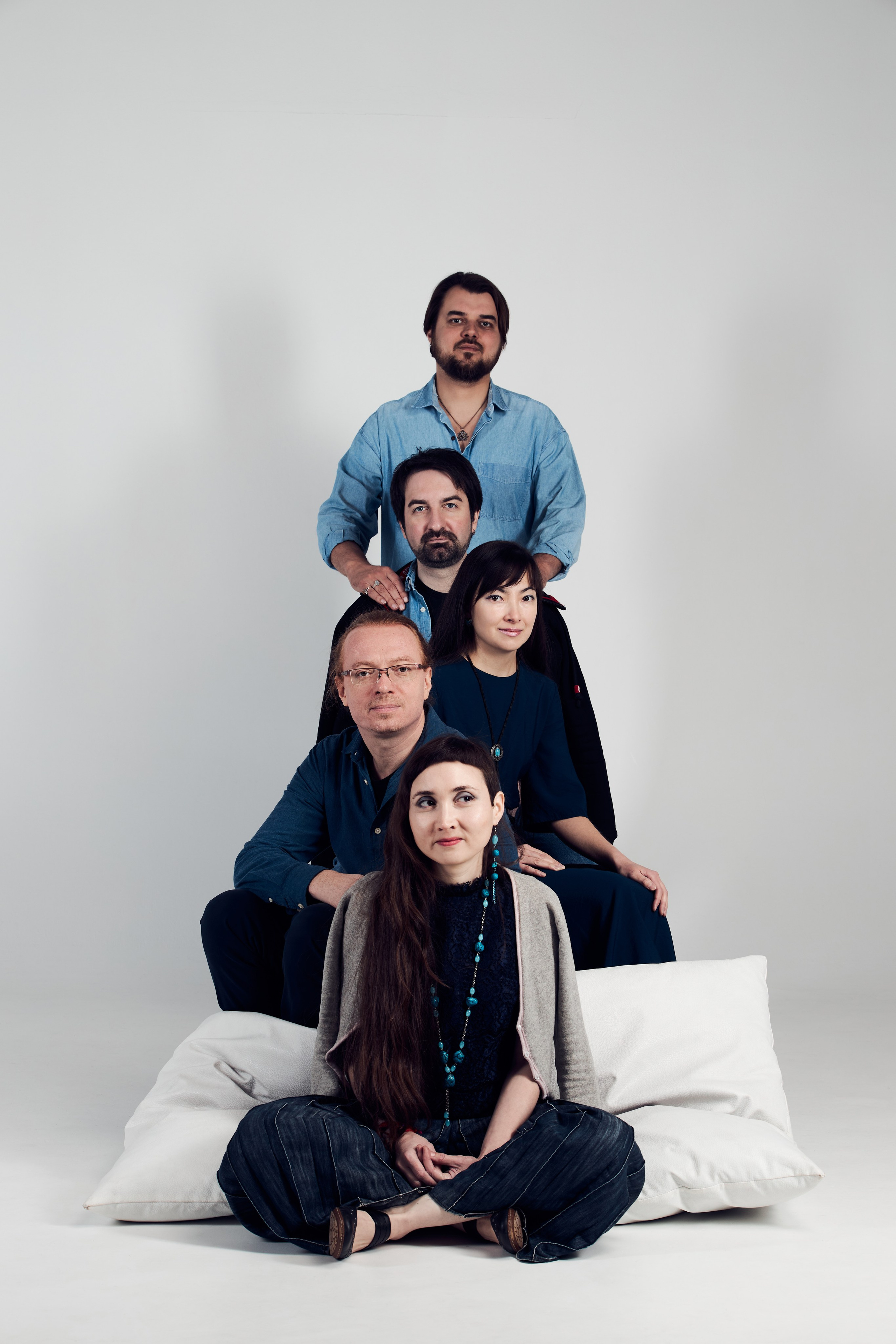 Групповое фото пяти человек, расположившихся один за другим в ряд "ёлочкой"