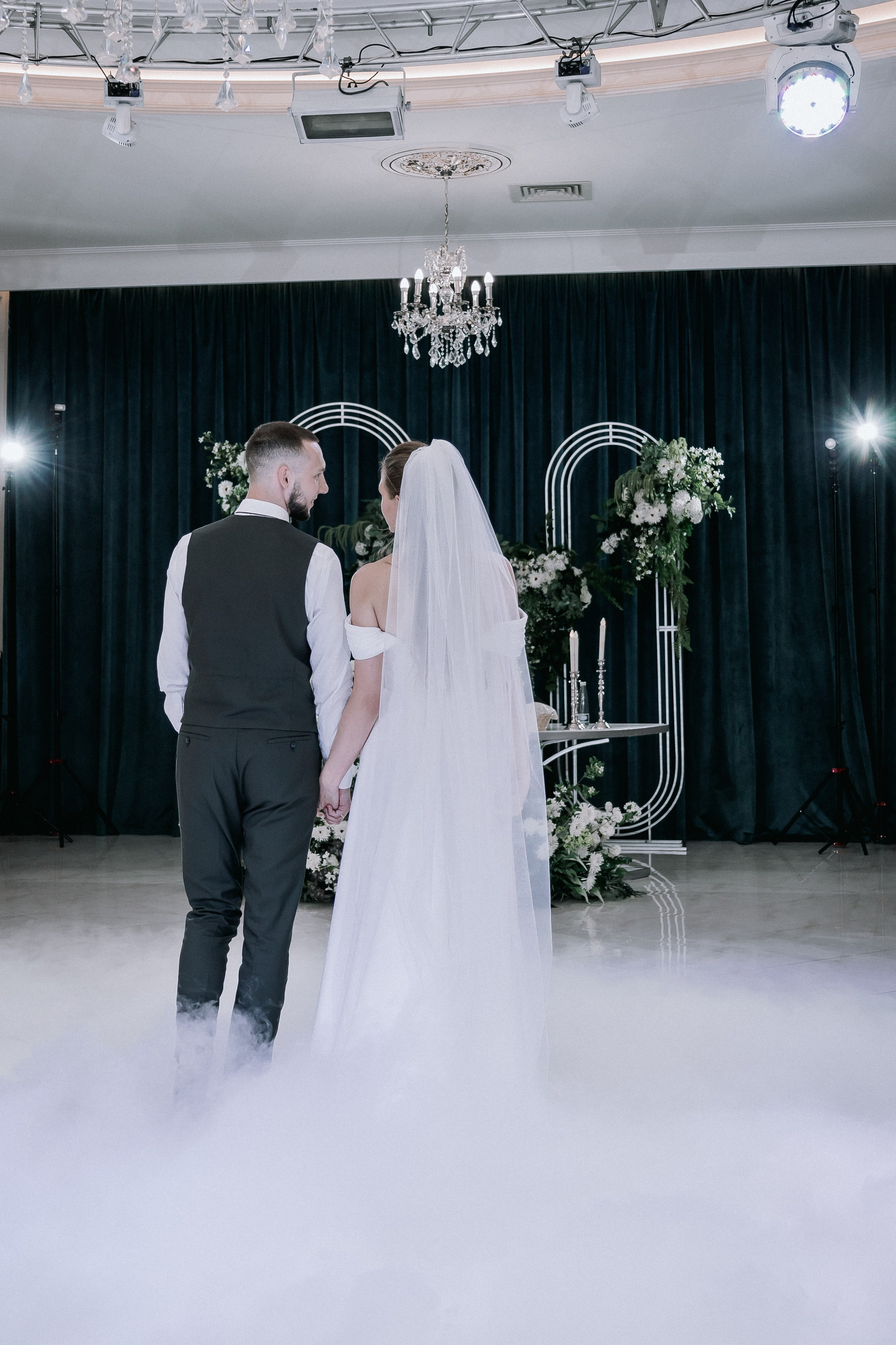 Свадебная прогулка. Эвелина и Дмитрий. Свадебная фотография. Арина Рубах