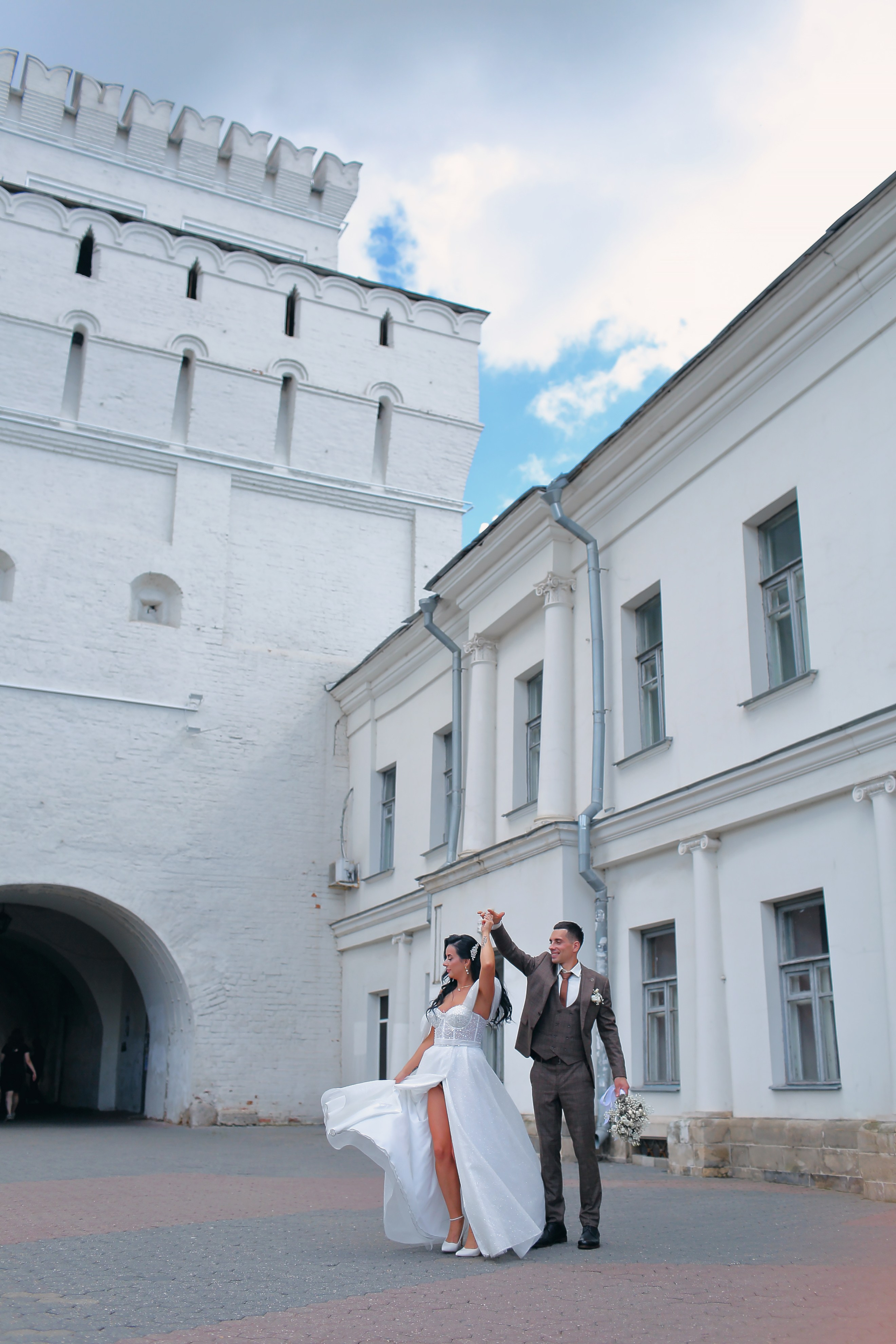 Съемка пары Марии и Ильи, гуляющих по городу. Свадебный и репортажный фотограф в Ярославле и Санкт-Петербурге Роман Микрюков