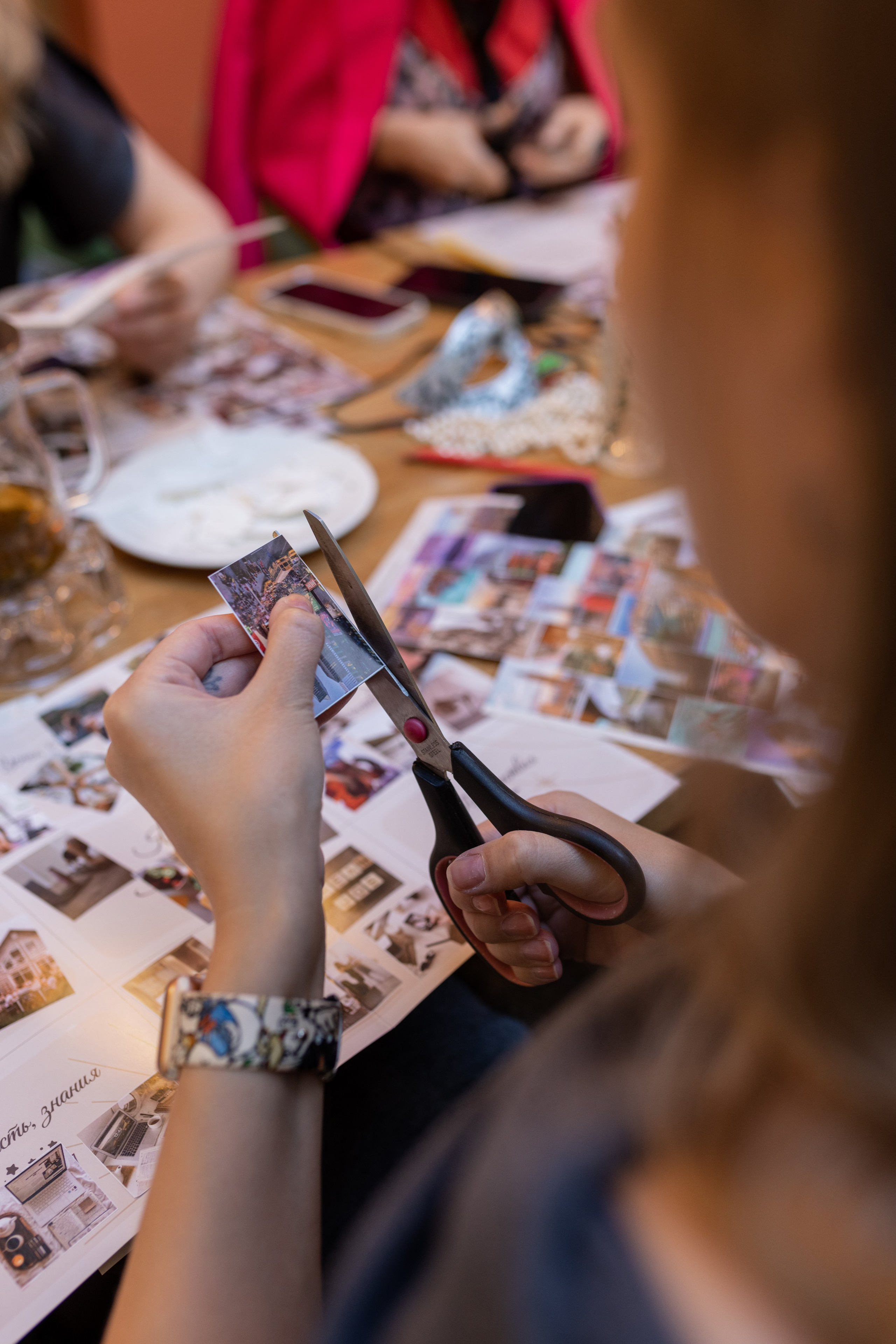 Руки, вырезает картинку