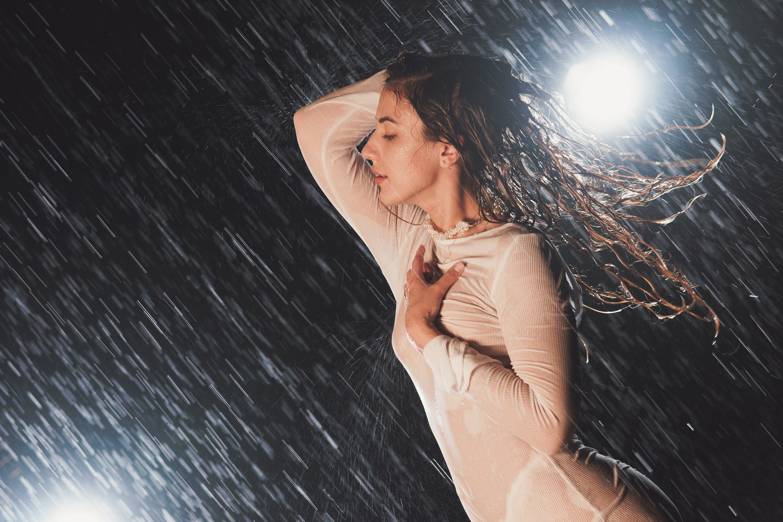 красивая мокрая девушка в воде аквазал moon мун аквастудия дождь капли дождя платье водная съемка фотосессия