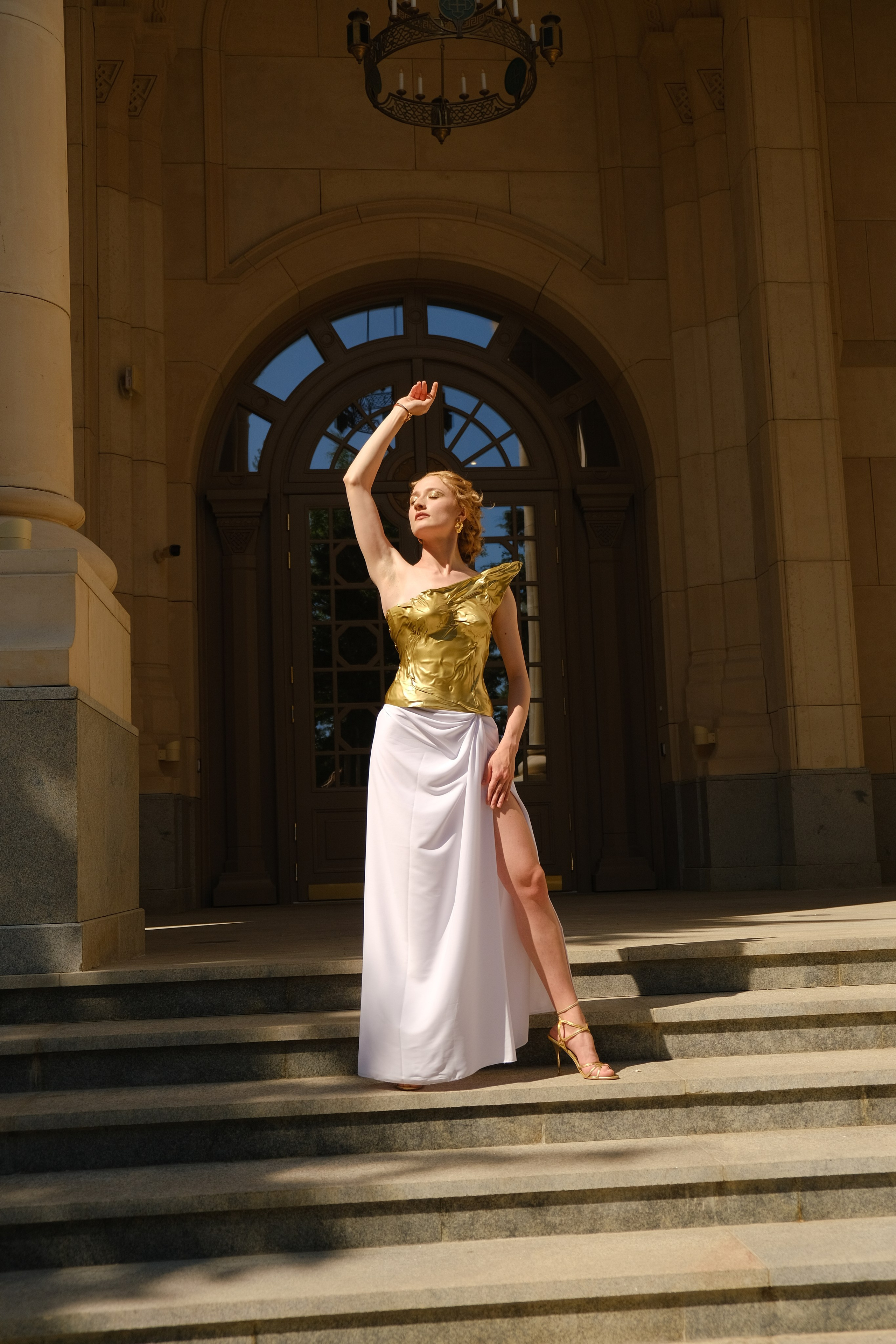 Елизавета в Новом Херсонесе. Профессиональная фотосъемка в Крыму. Натуральные эмоции и живые кадры. Забронируйте дату прямо сейчас!