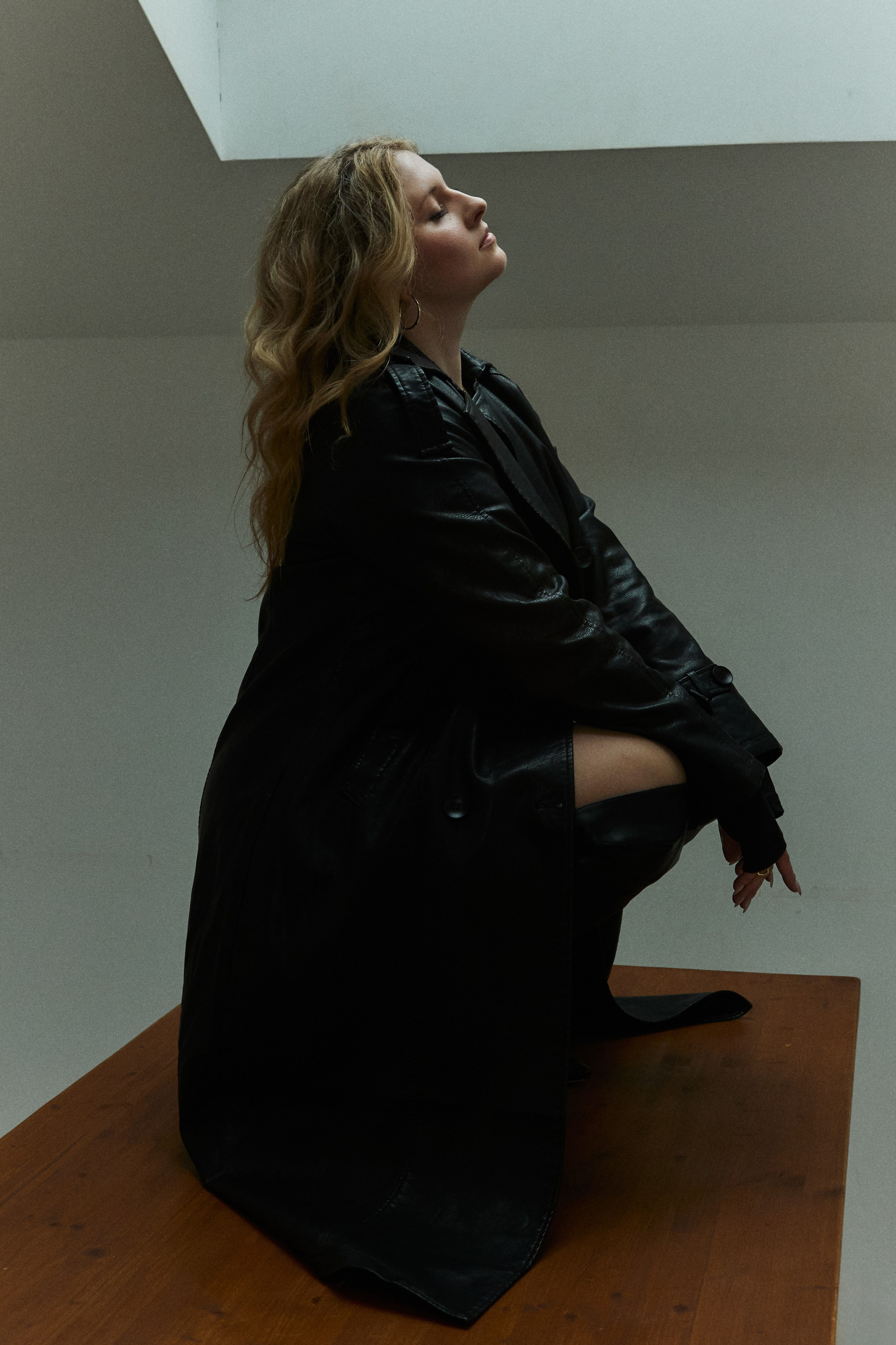 стильная фотосессия в студии как из pinterest, фотосессия в кожаном плаще,  портретный фотограф в Москве