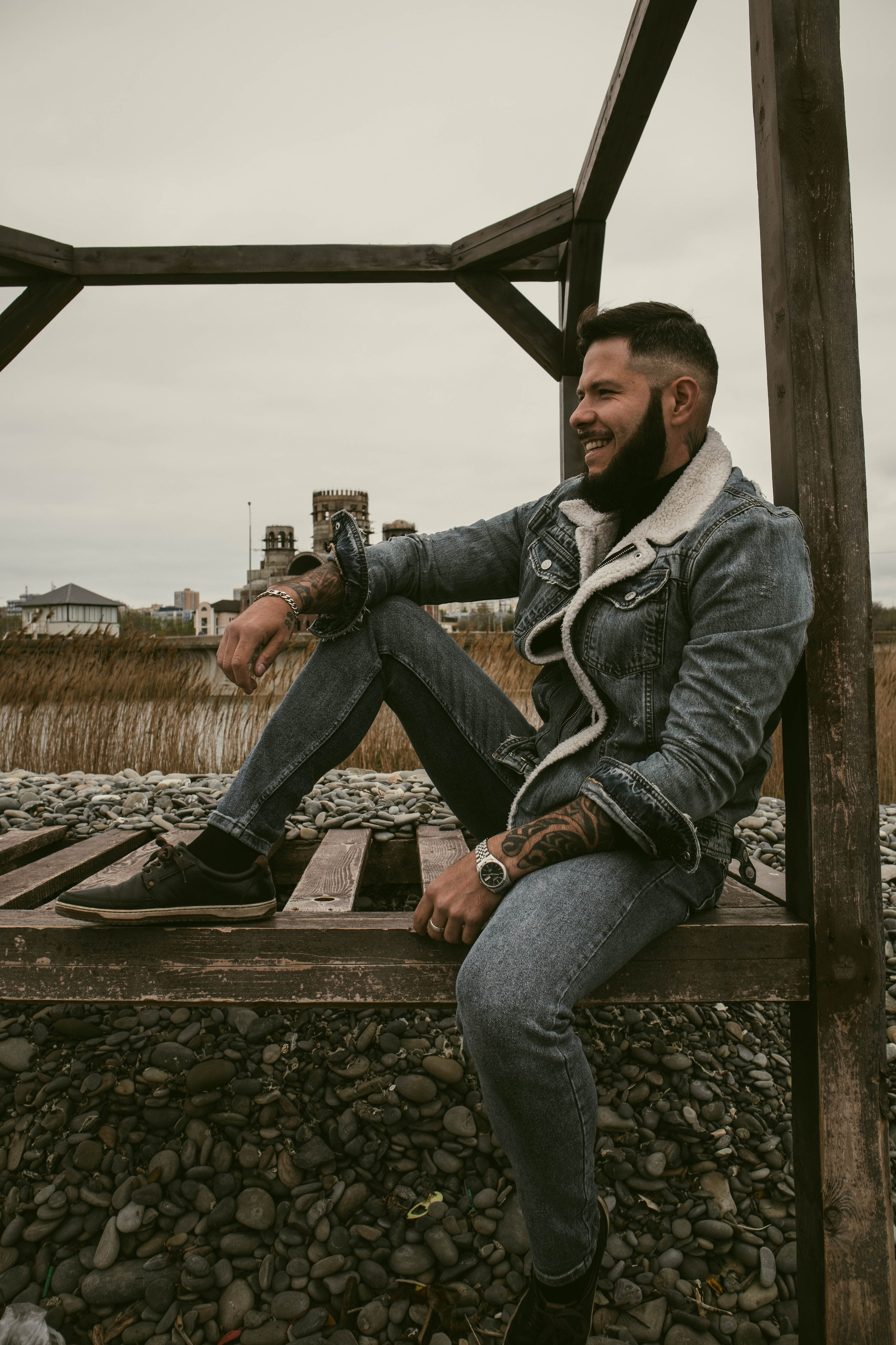 О. Уличный фотограф Города N