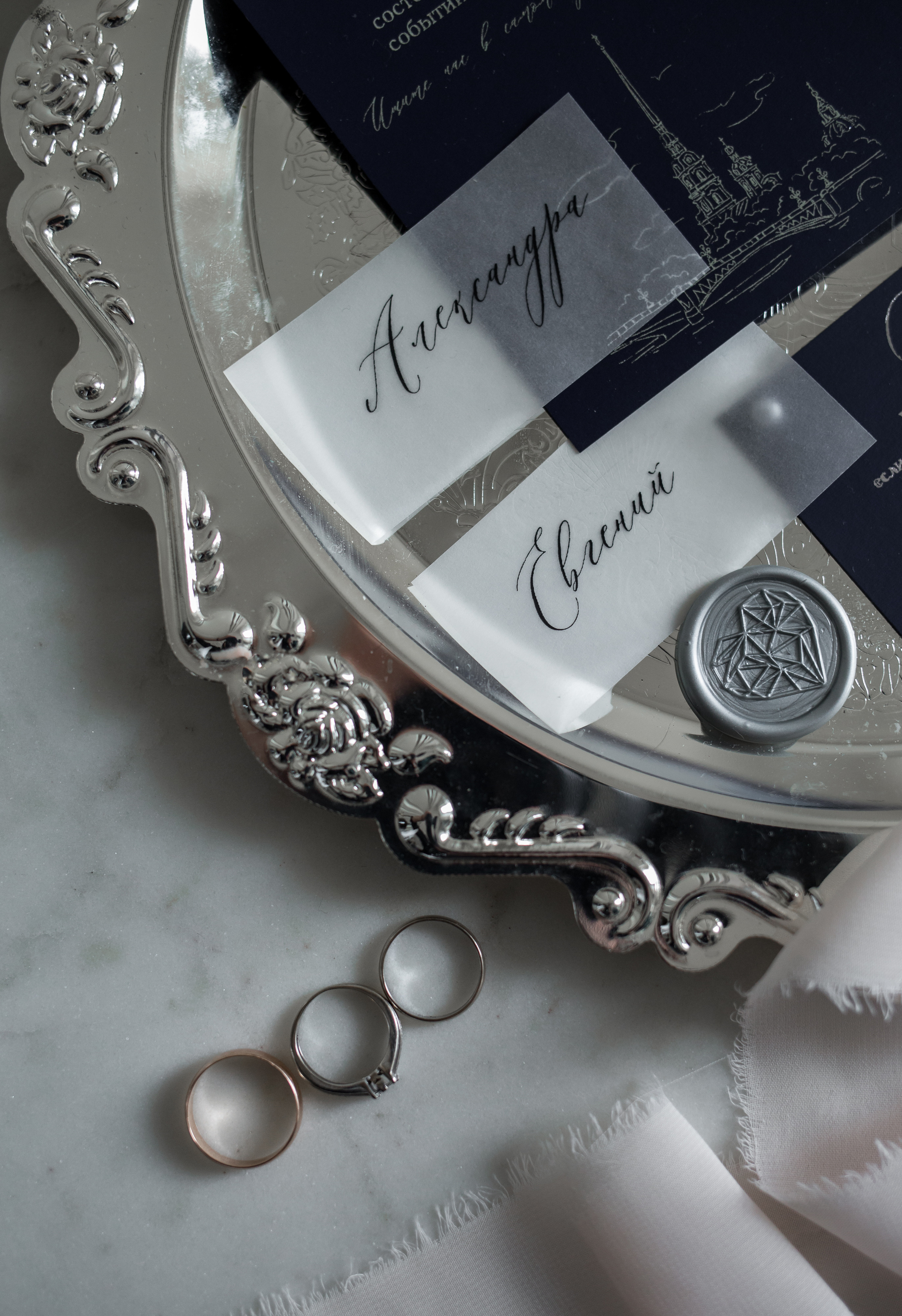 На левом берегу реки Карповки. Главная