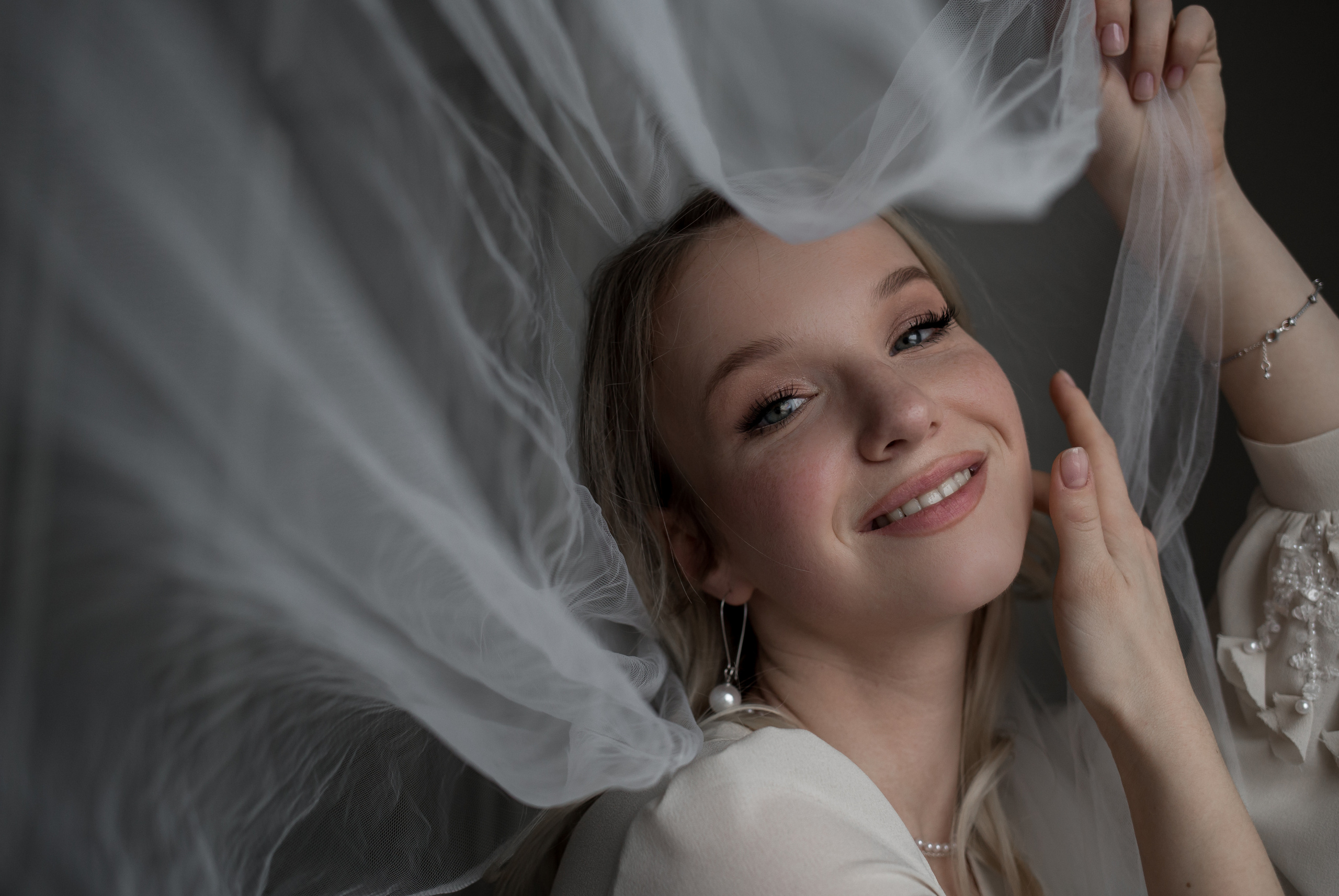 На левом берегу реки Карповки. Главная