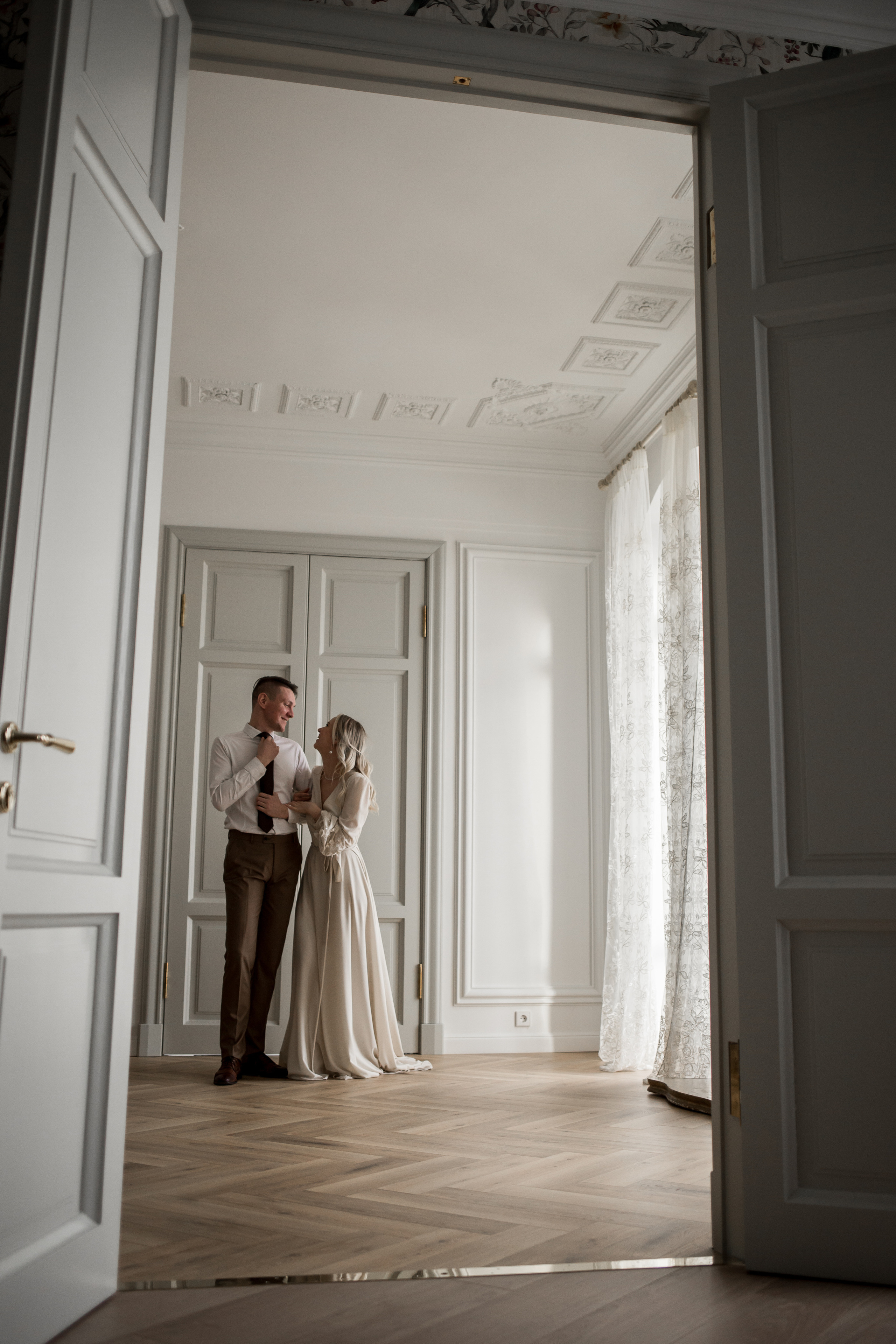 На левом берегу реки Карповки. Главная