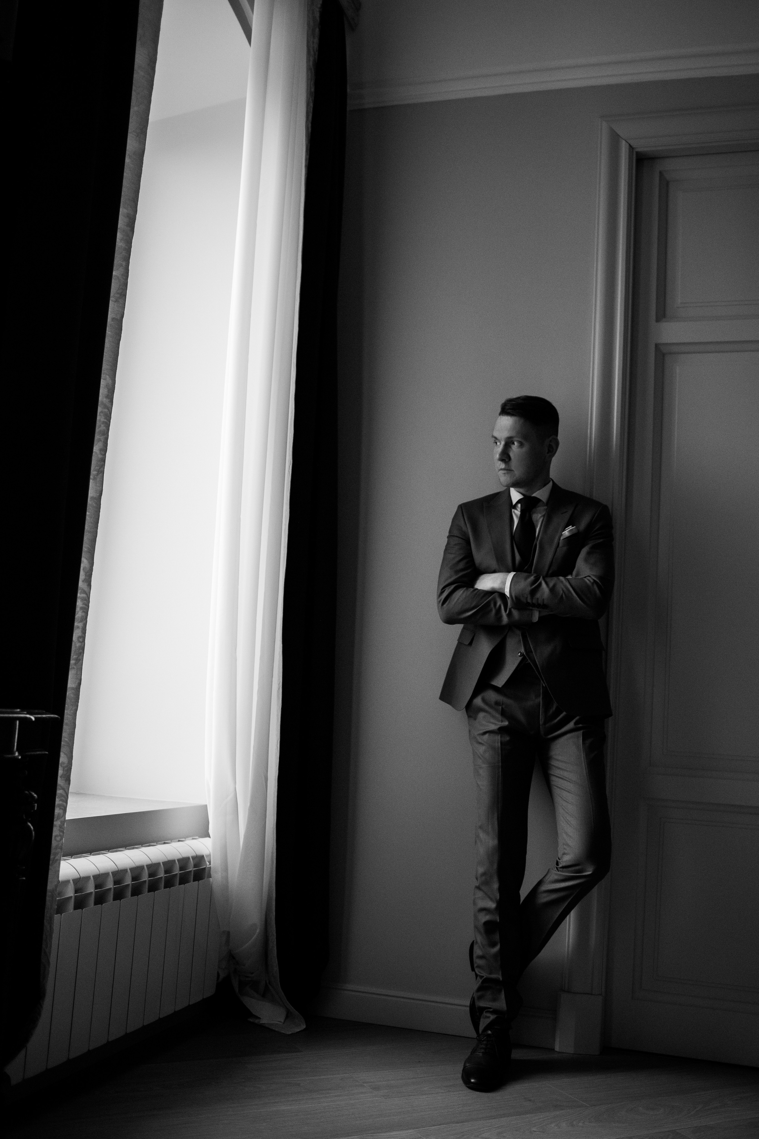 На левом берегу реки Карповки. Главная