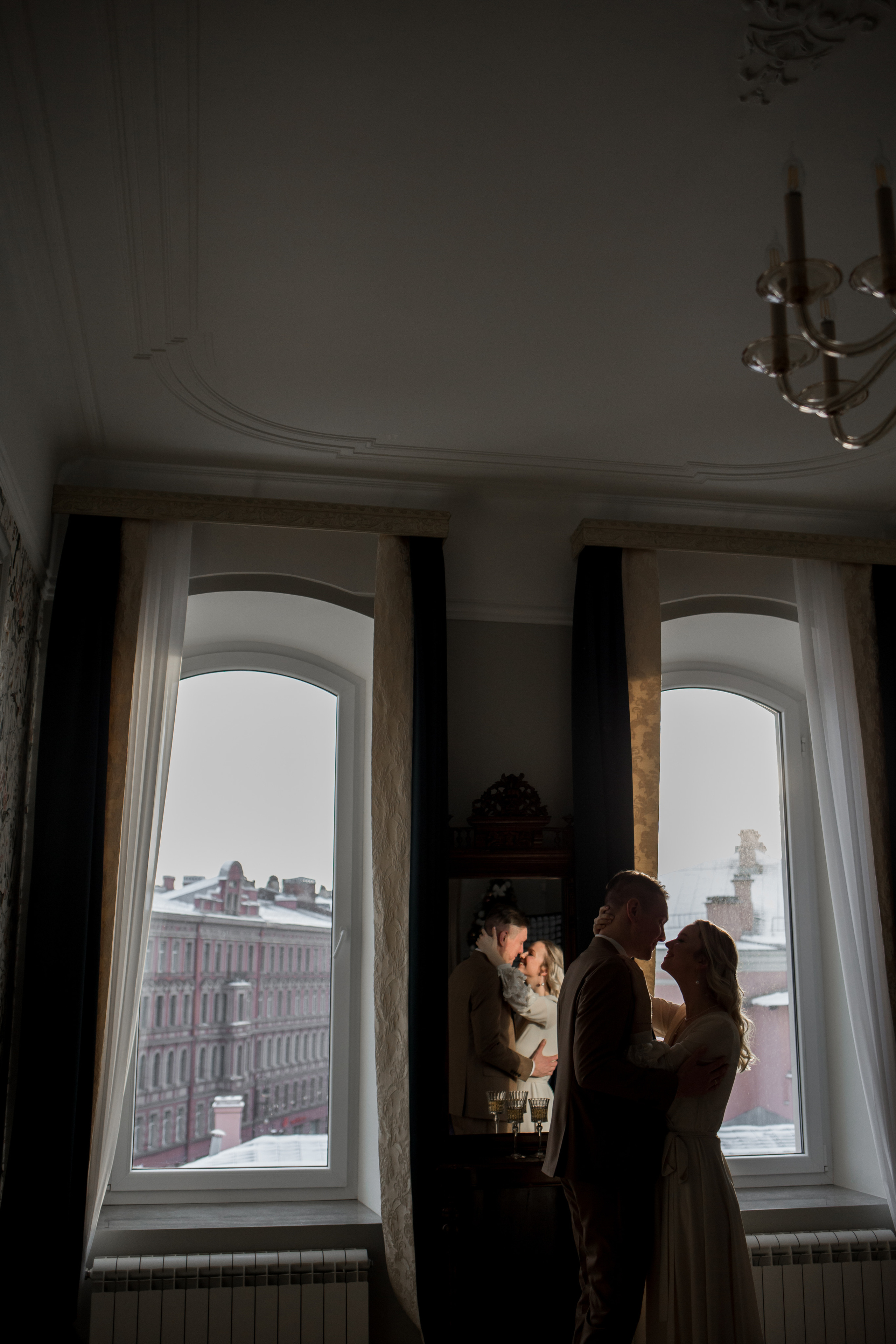 На левом берегу реки Карповки. Главная