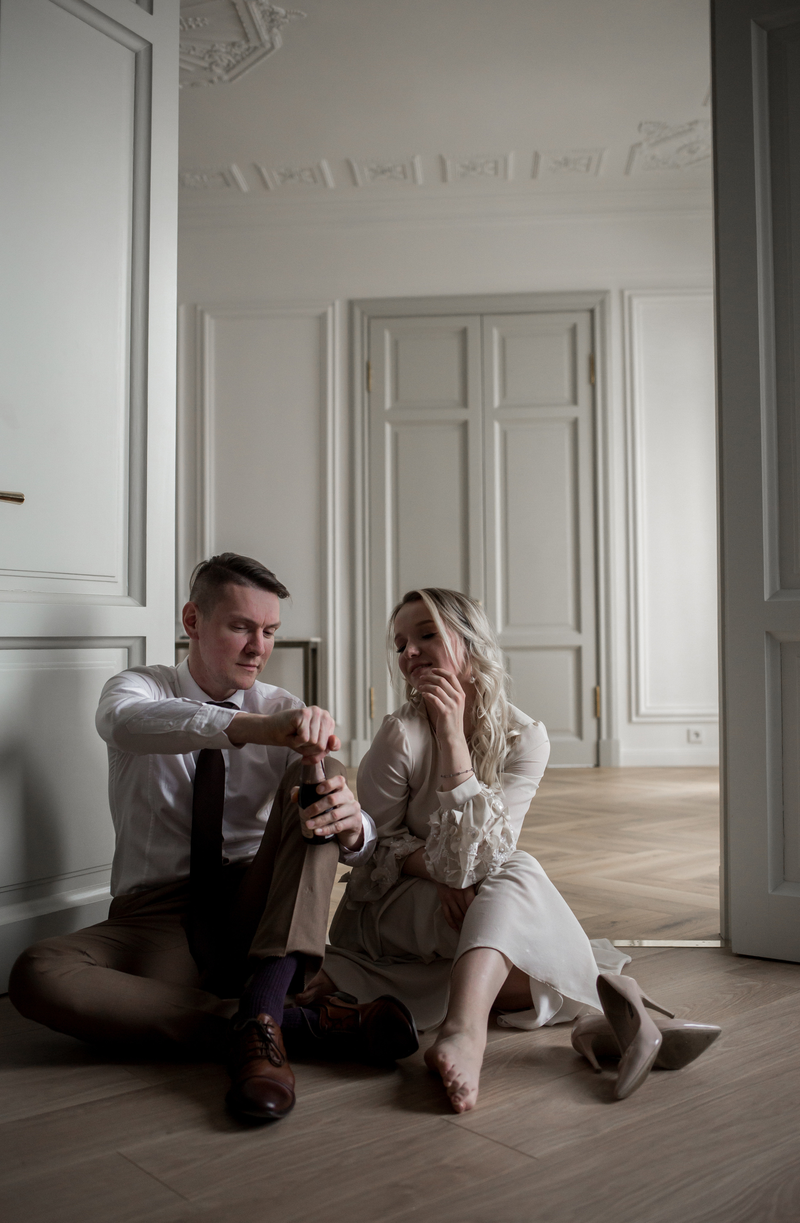 На левом берегу реки Карповки. Главная