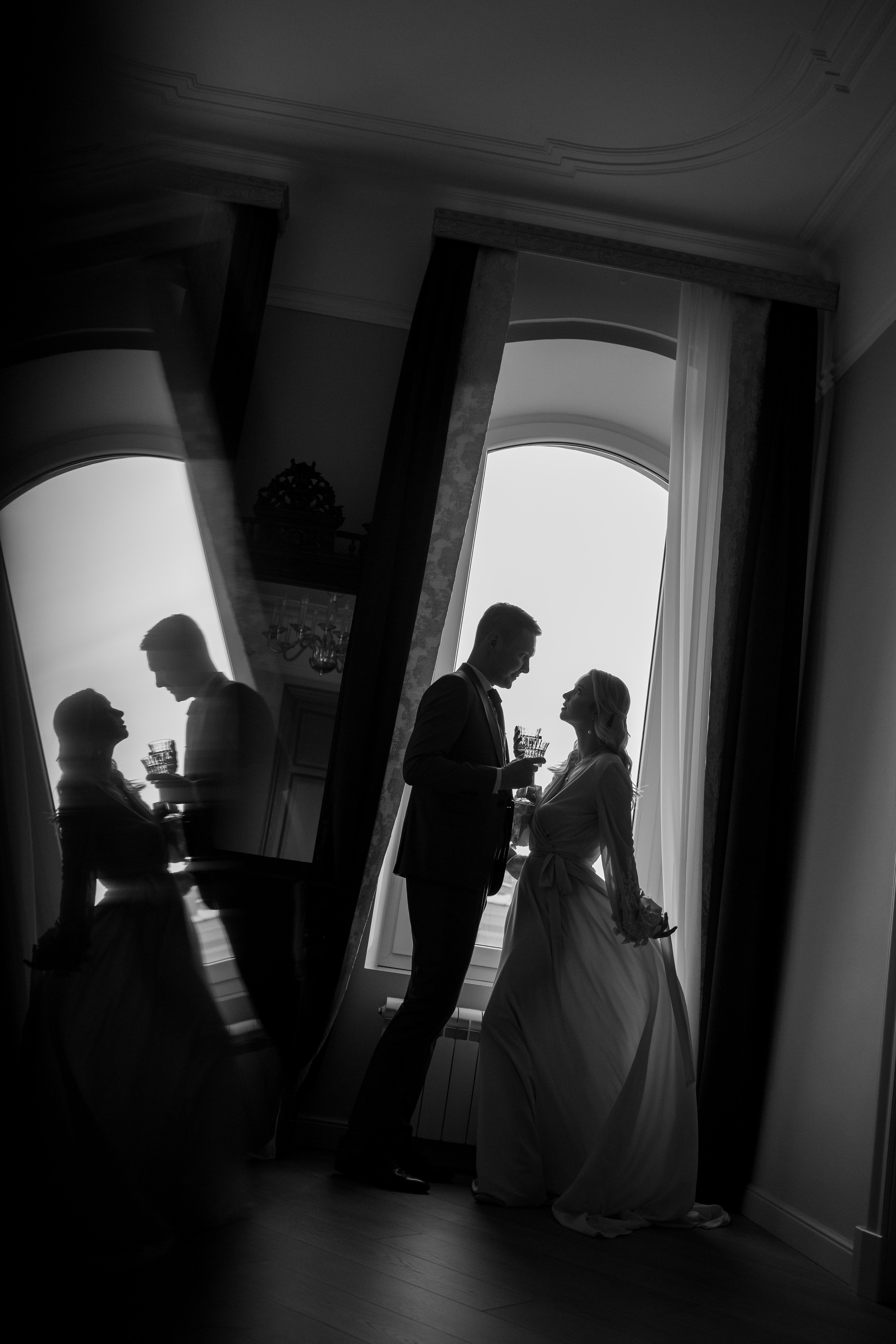 На левом берегу реки Карповки. Главная