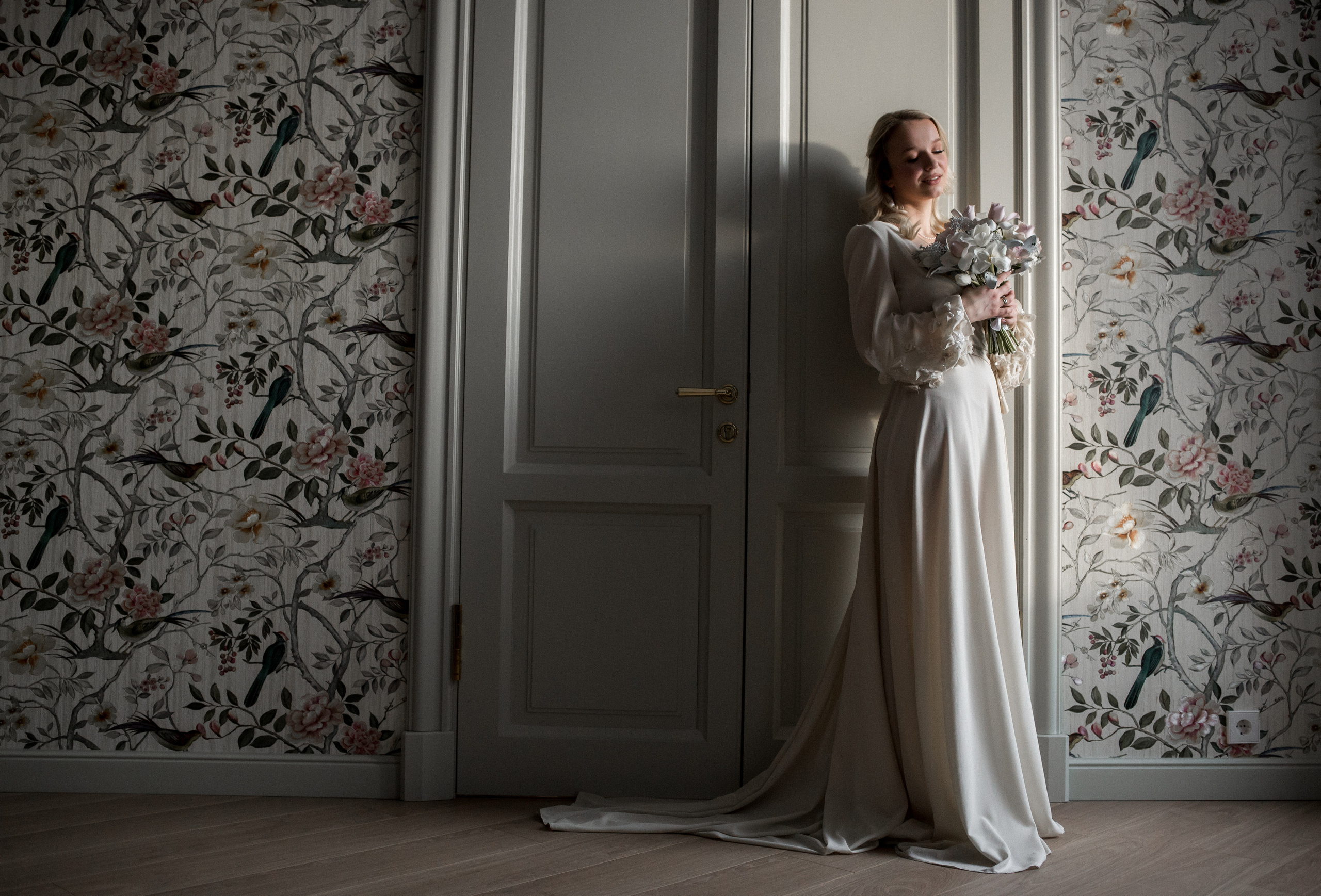 На левом берегу реки Карповки. Главная