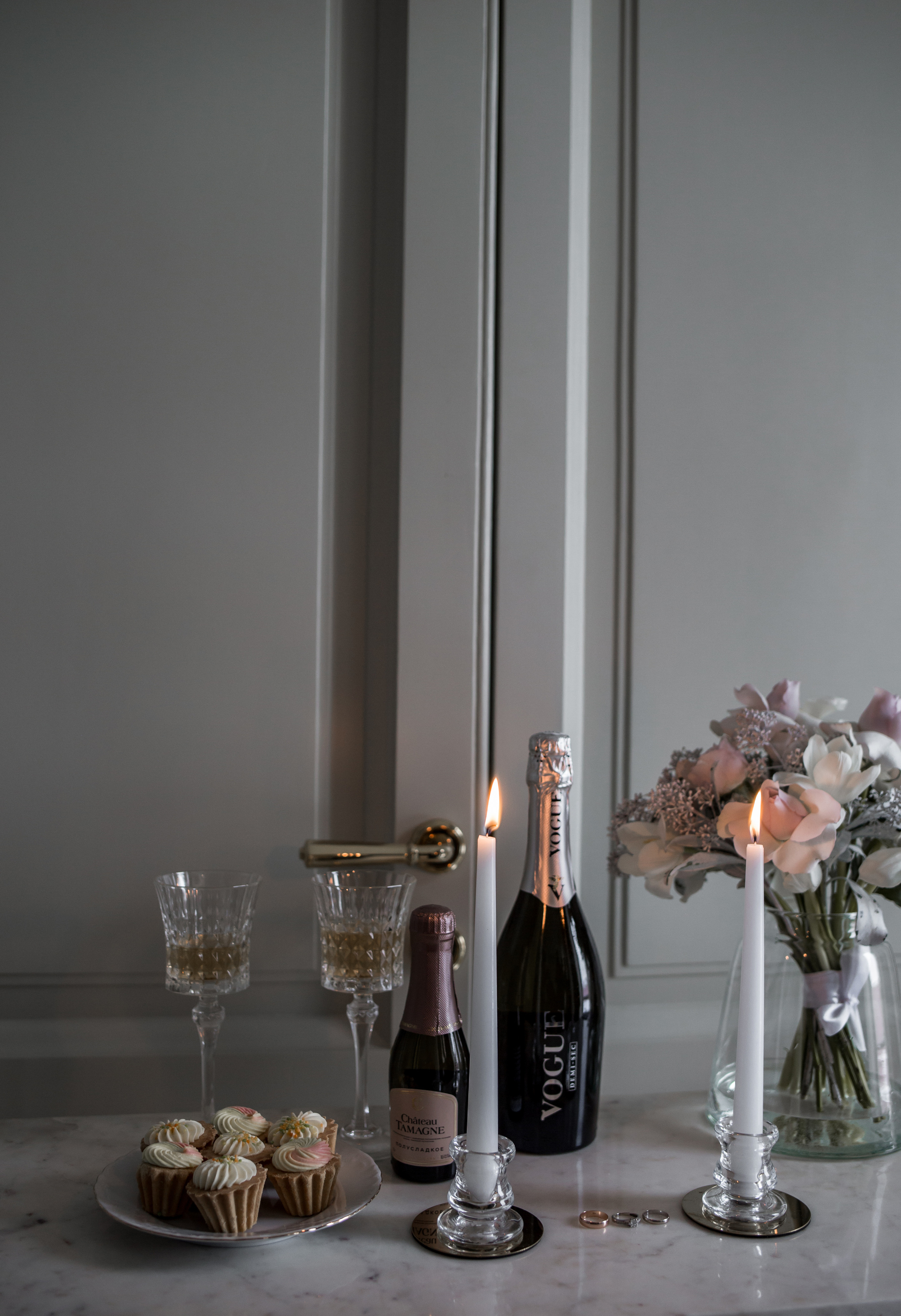 На левом берегу реки Карповки. Главная