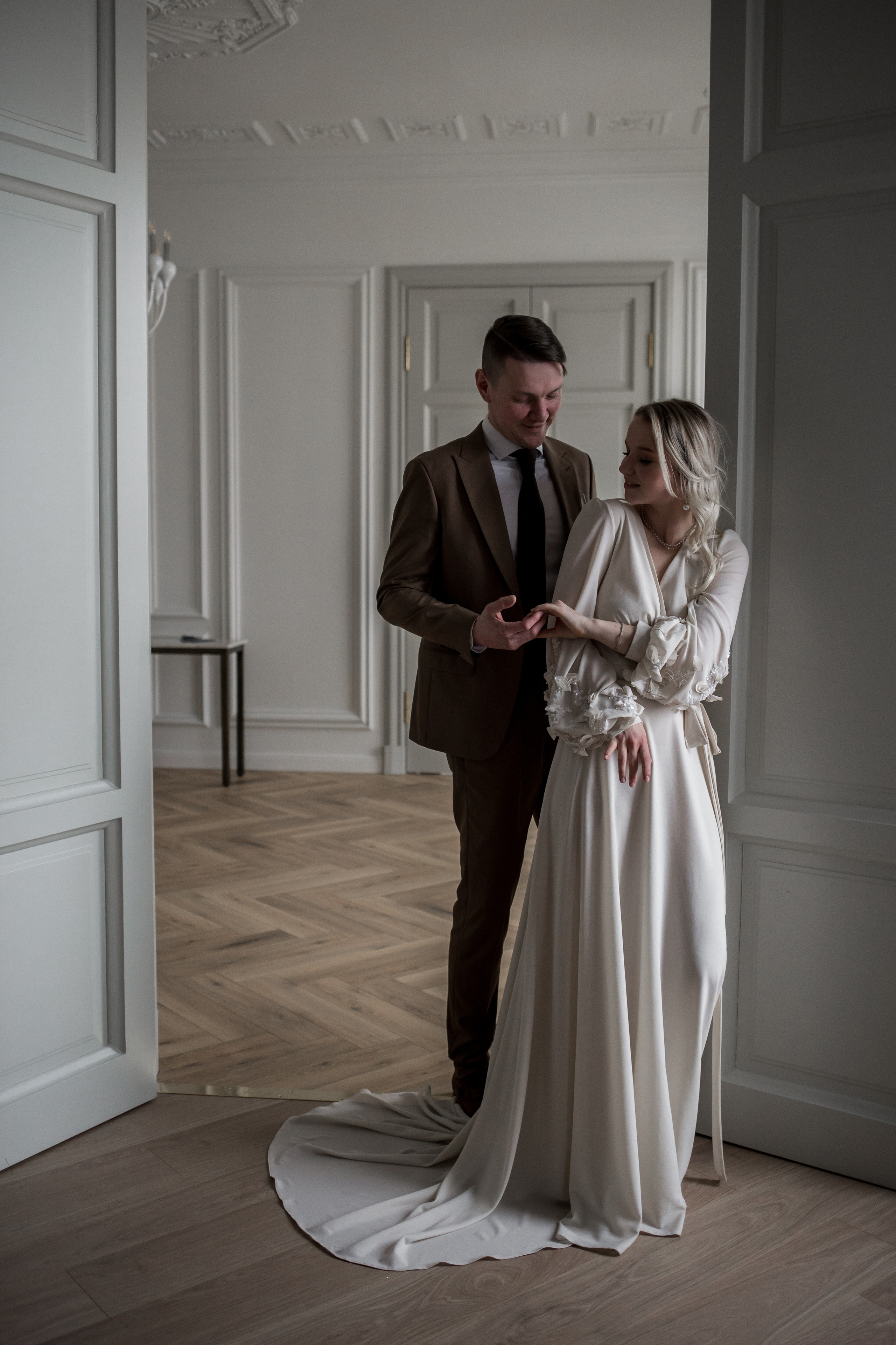 На левом берегу реки Карповки. Главная