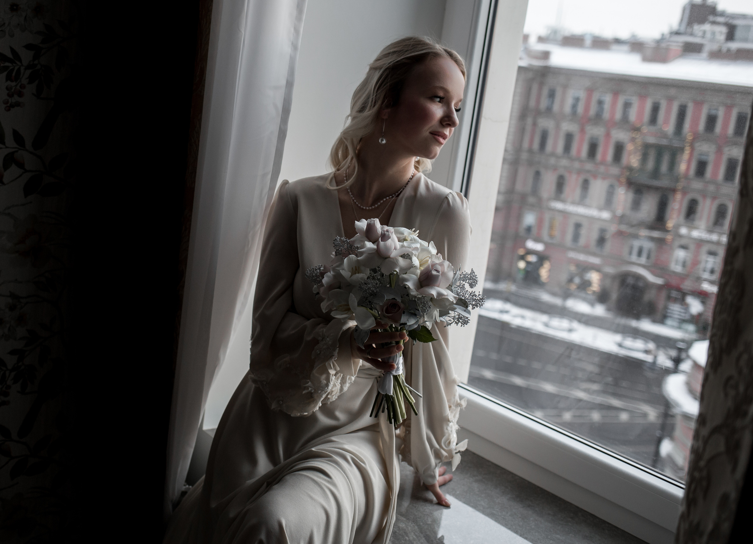 На левом берегу реки Карповки. Главная