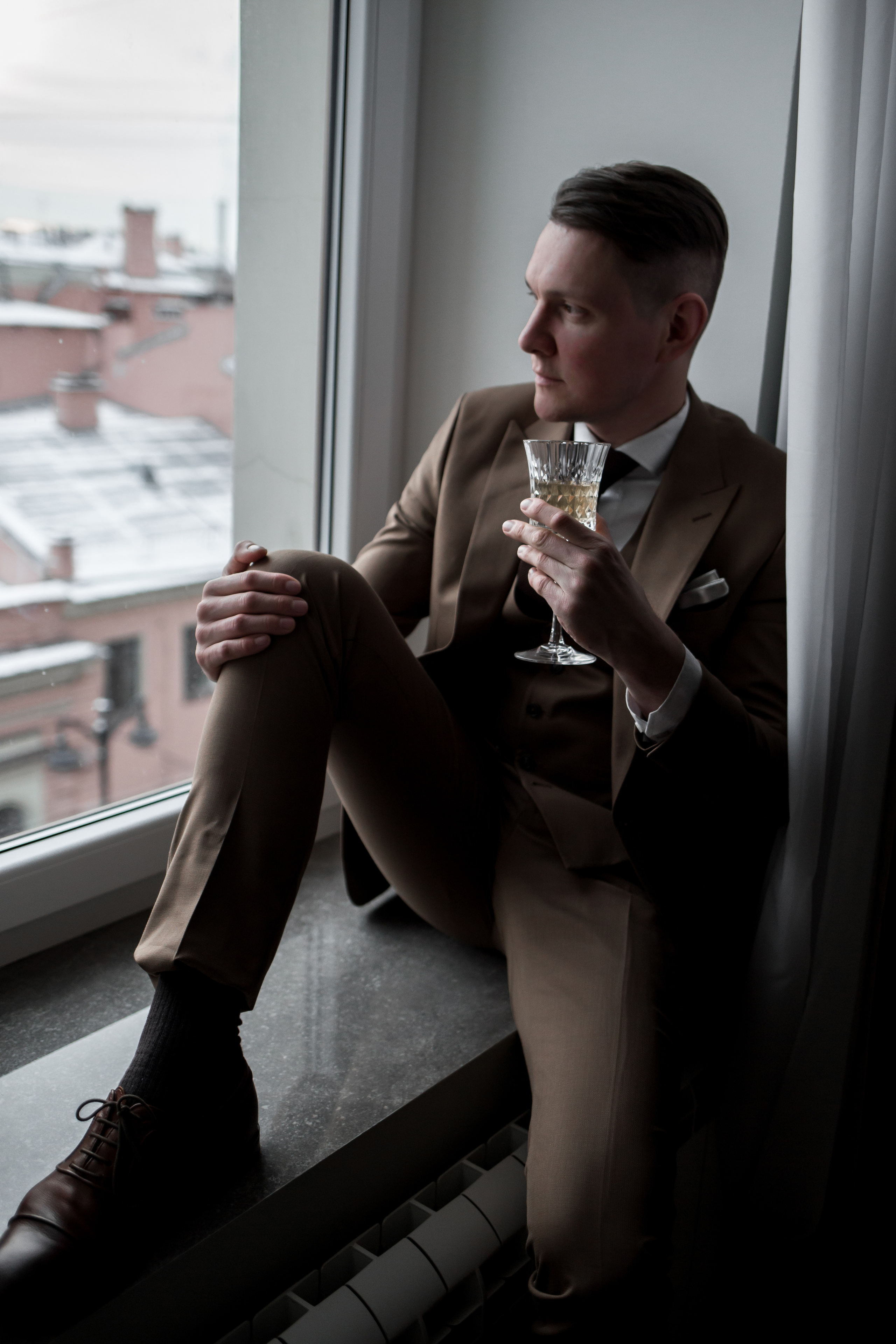 На левом берегу реки Карповки. Главная