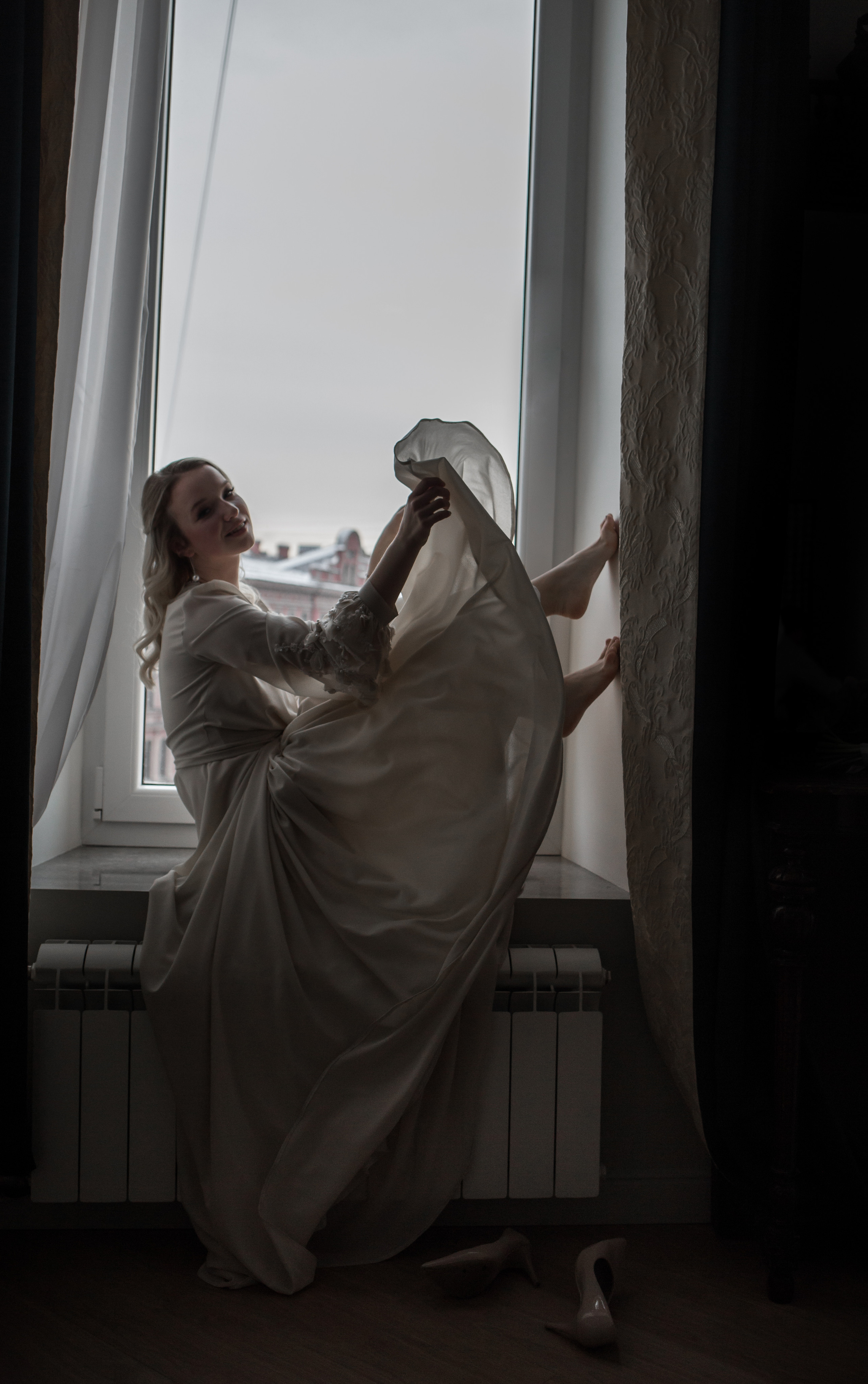 На левом берегу реки Карповки. Главная