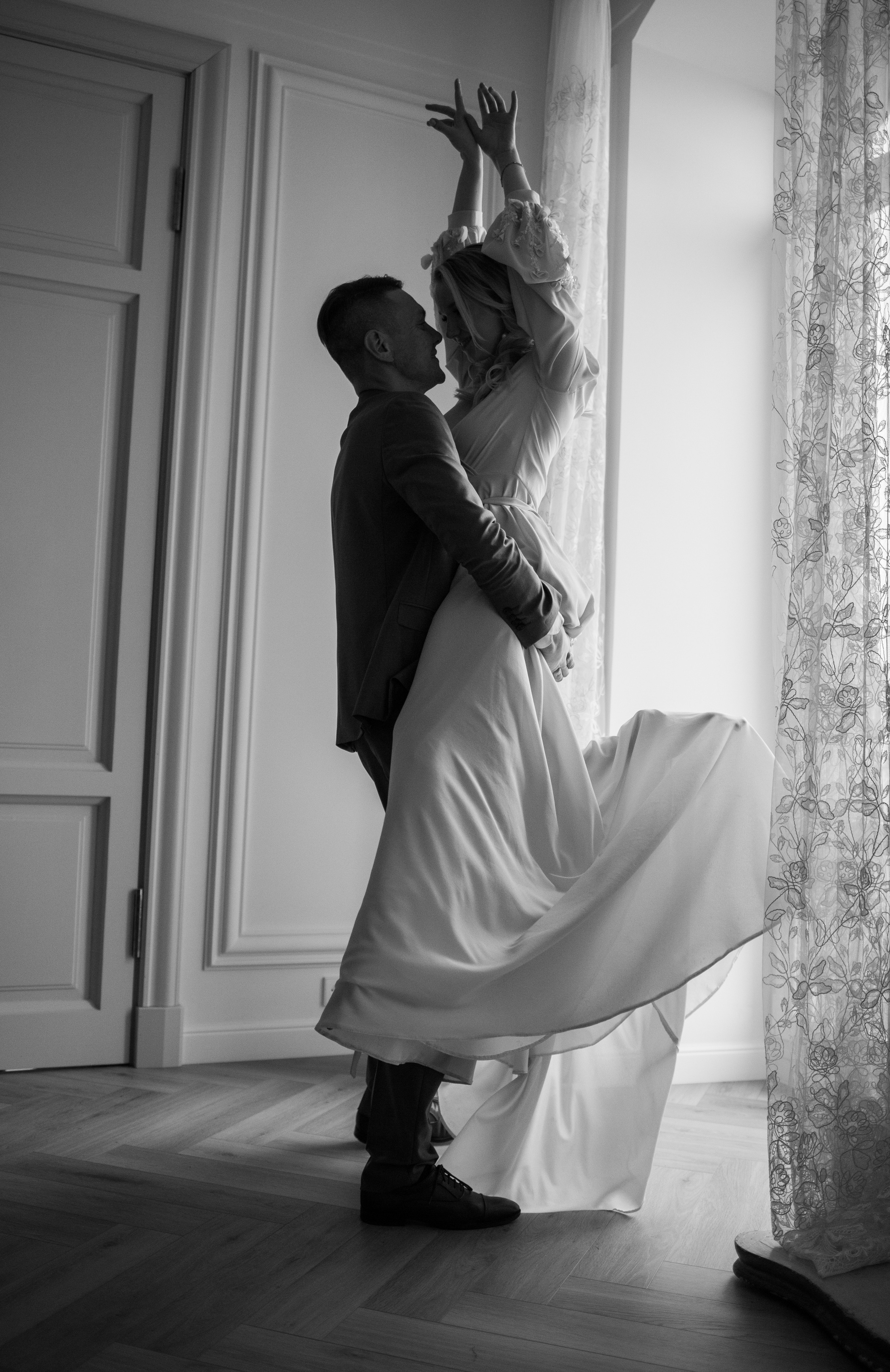 На левом берегу реки Карповки. Главная