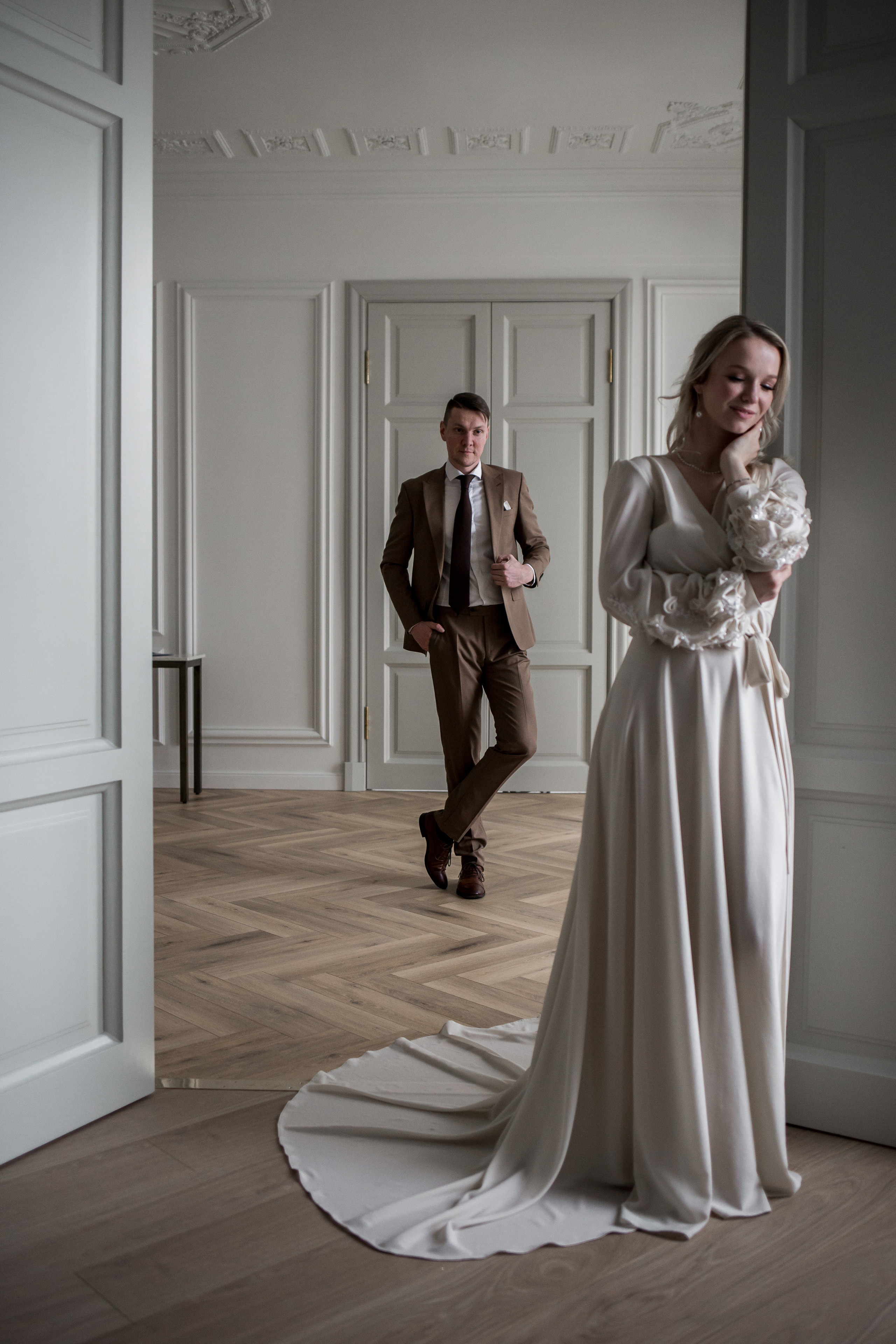 На левом берегу реки Карповки. Главная