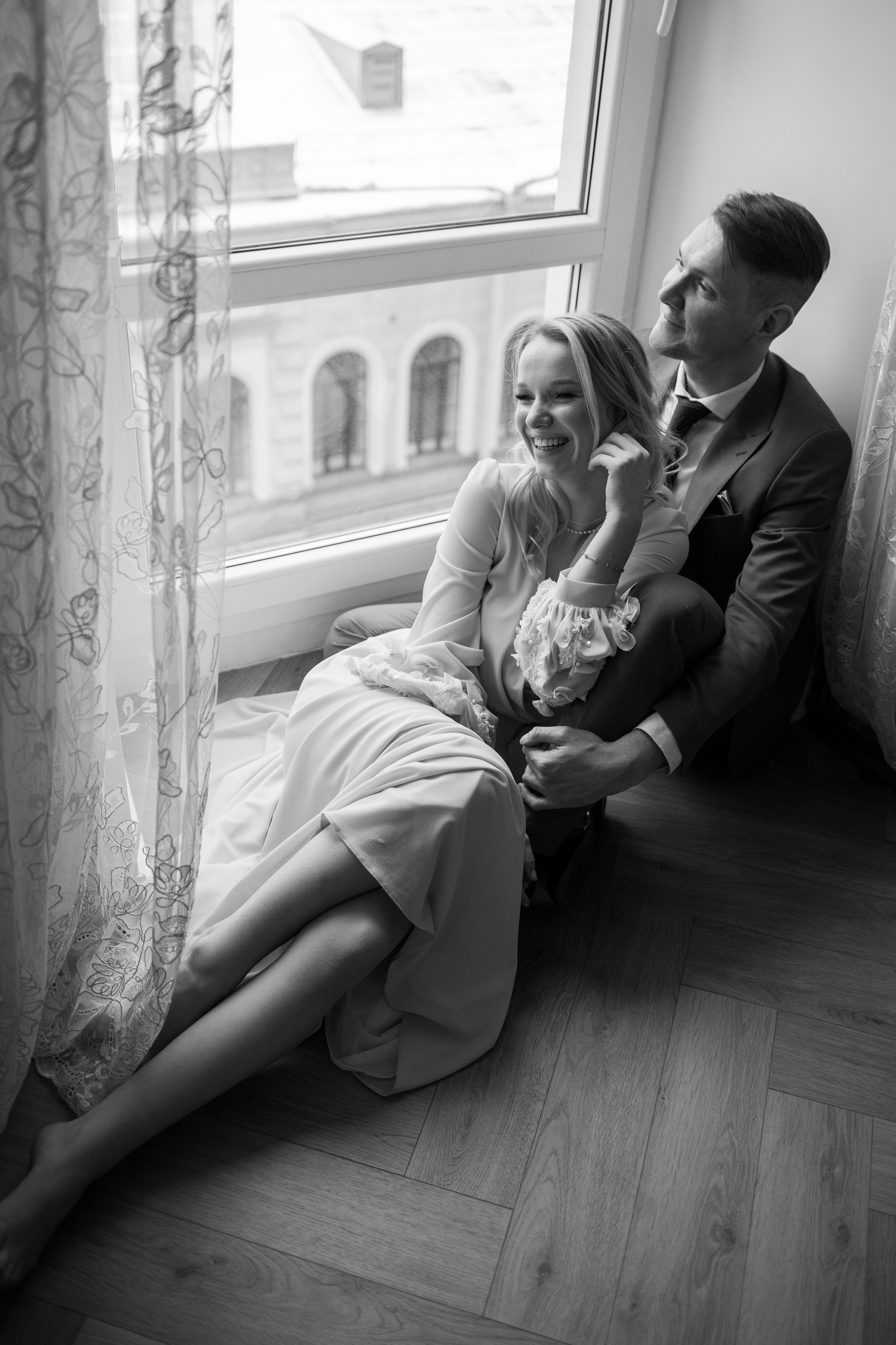 На левом берегу реки Карповки. Главная