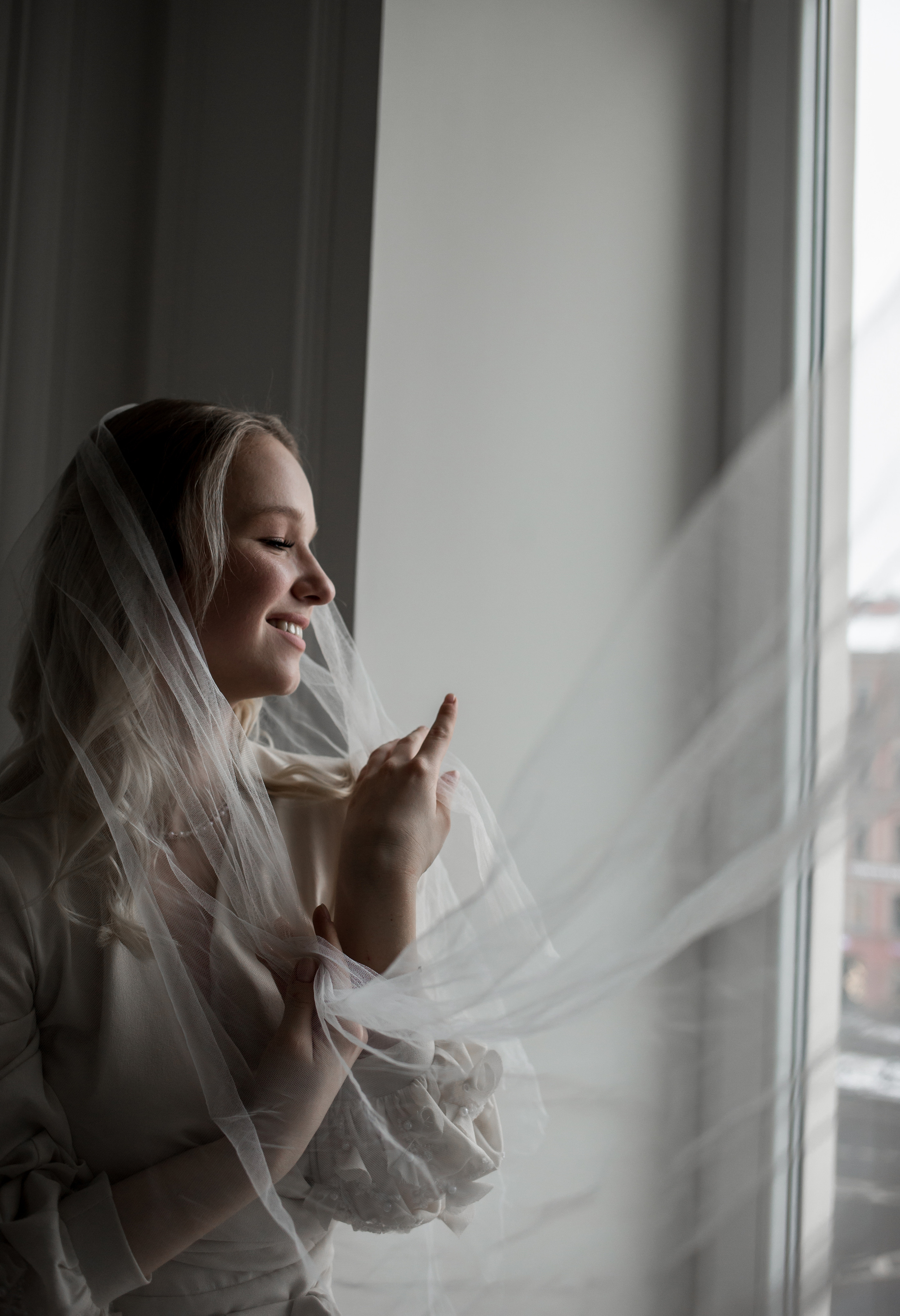 На левом берегу реки Карповки. Главная