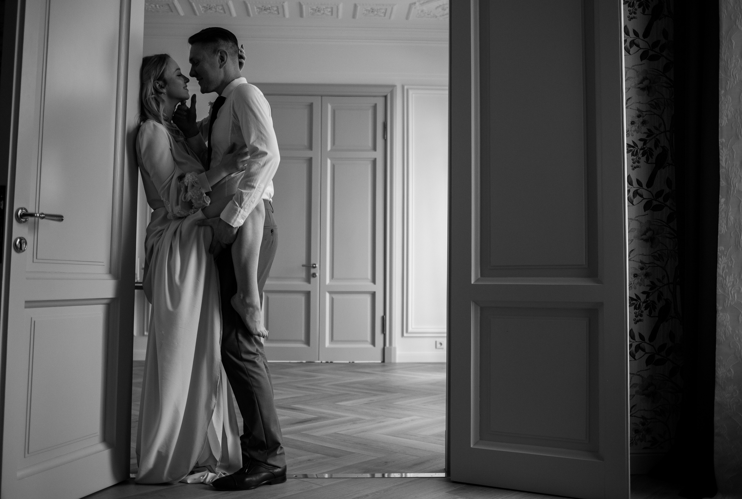 На левом берегу реки Карповки. Главная