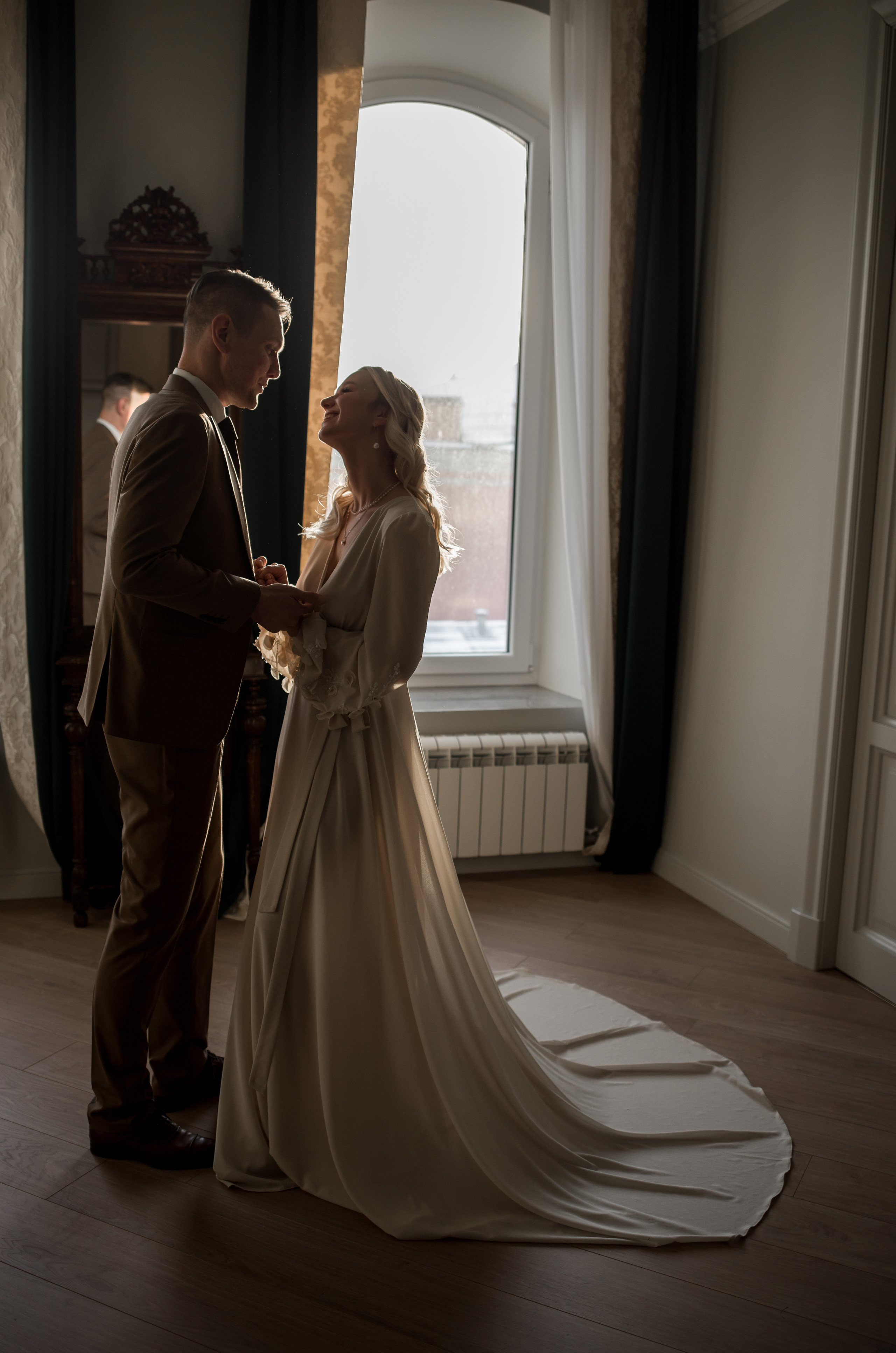 На левом берегу реки Карповки. Главная