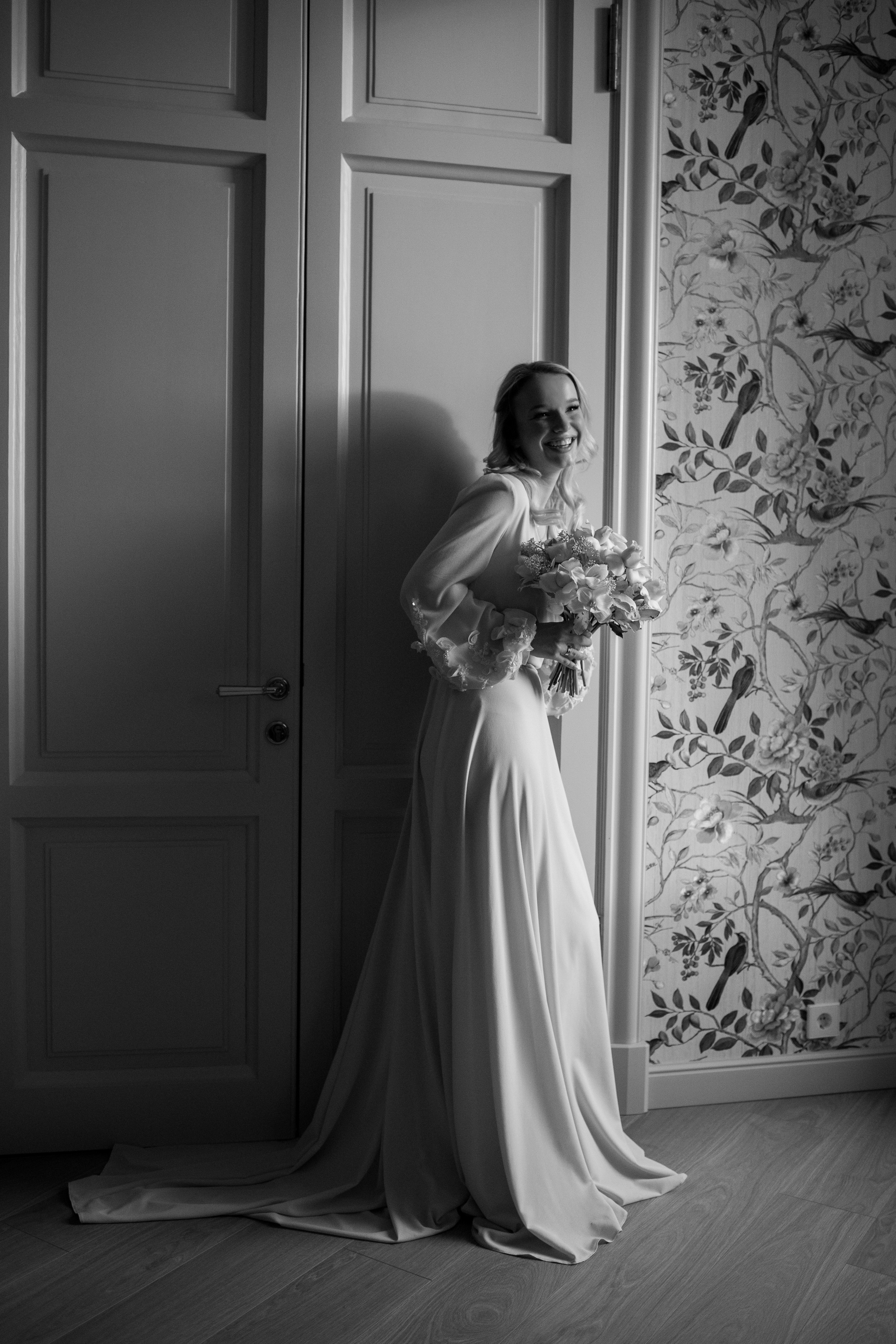 На левом берегу реки Карповки. Главная