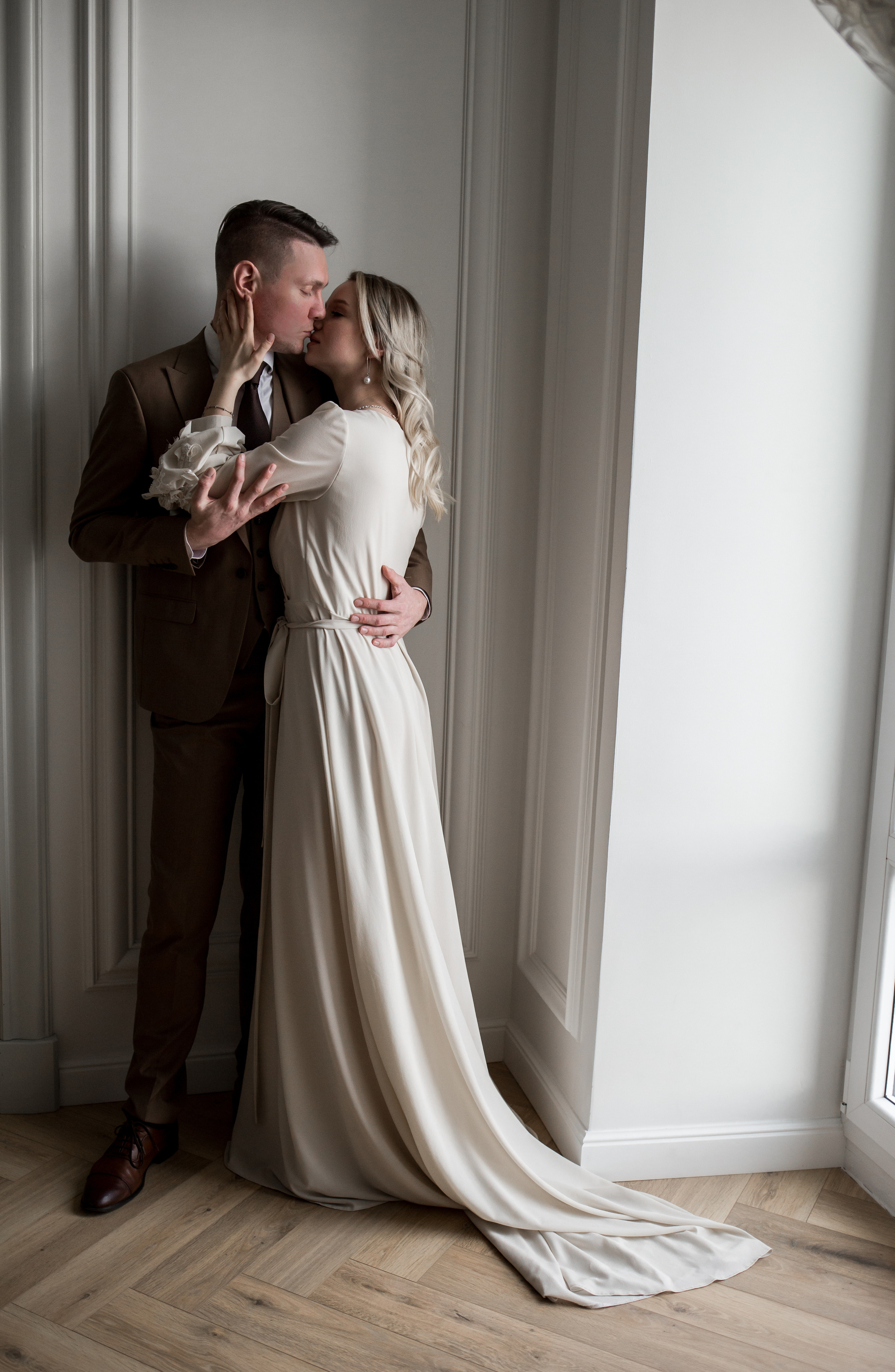 На левом берегу реки Карповки. Главная