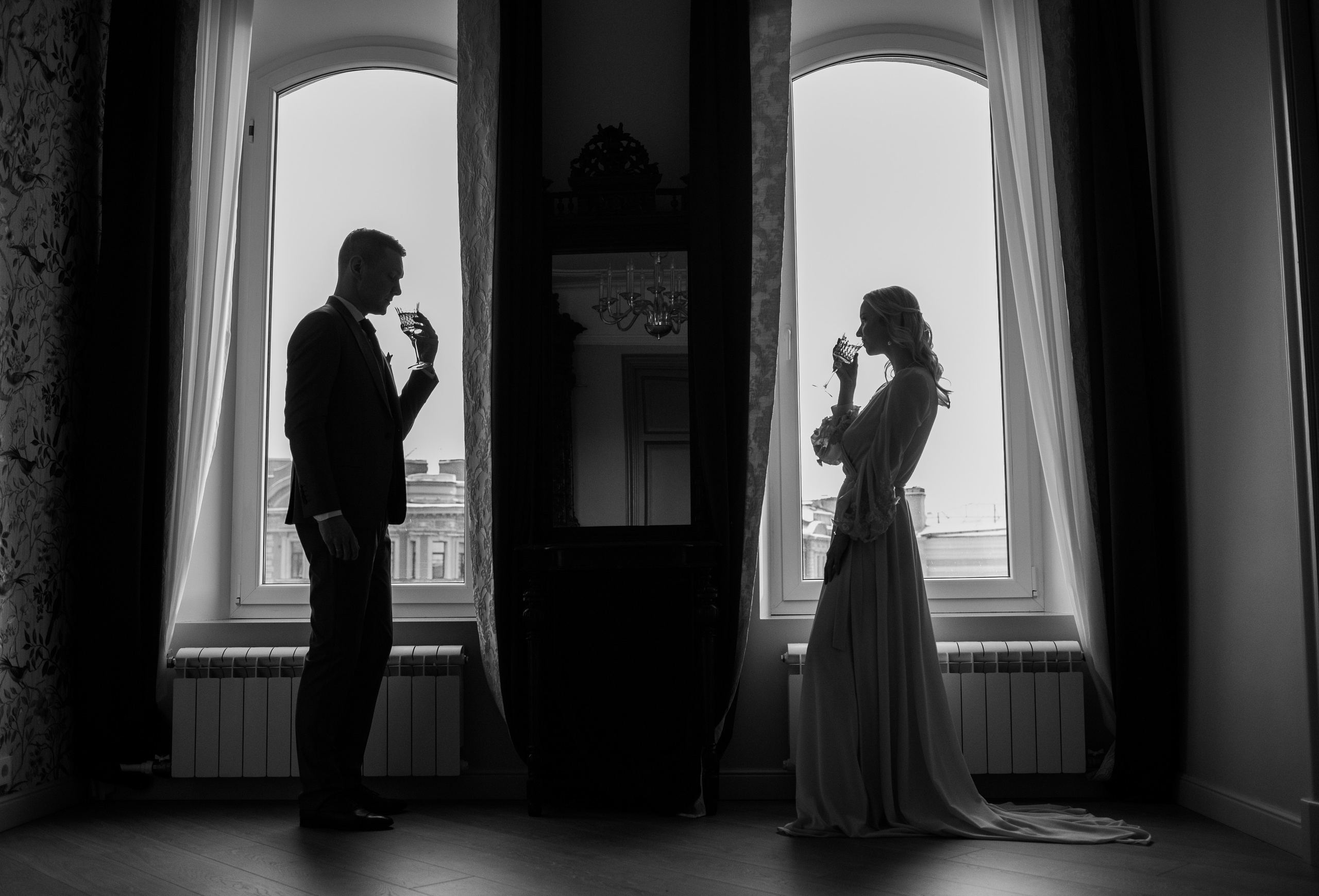 На левом берегу реки Карповки. Главная