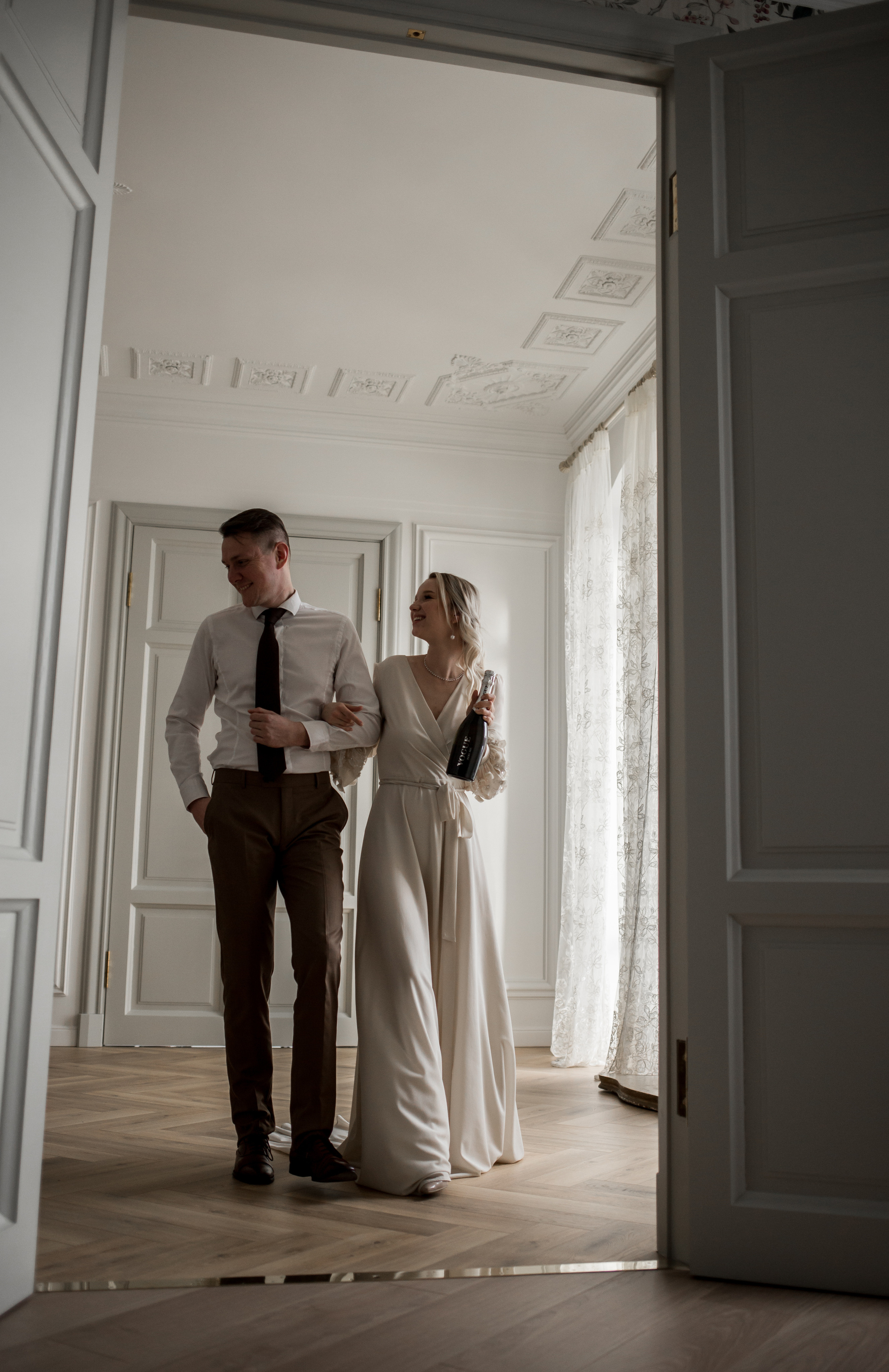 На левом берегу реки Карповки. Главная