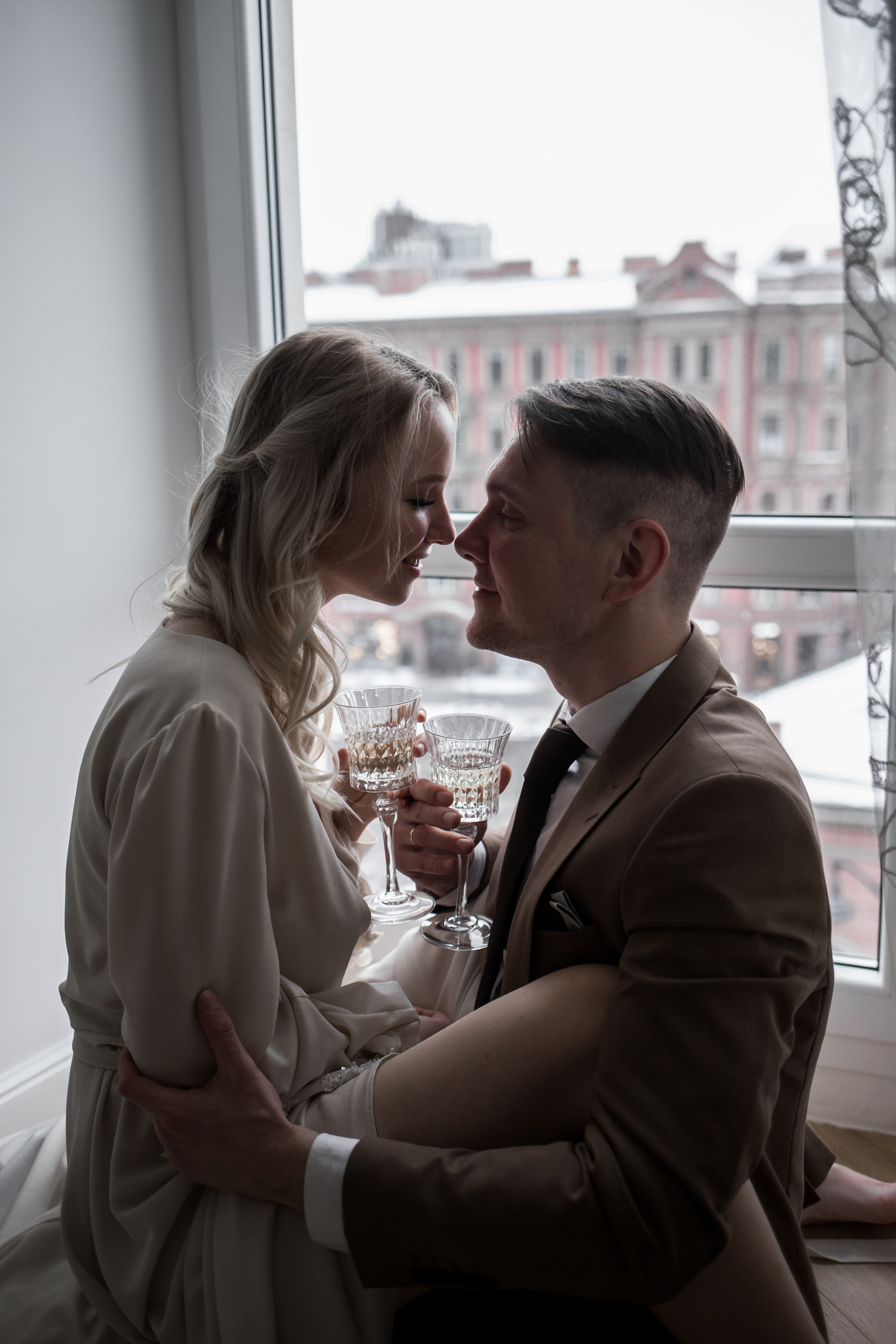 На левом берегу реки Карповки. Главная