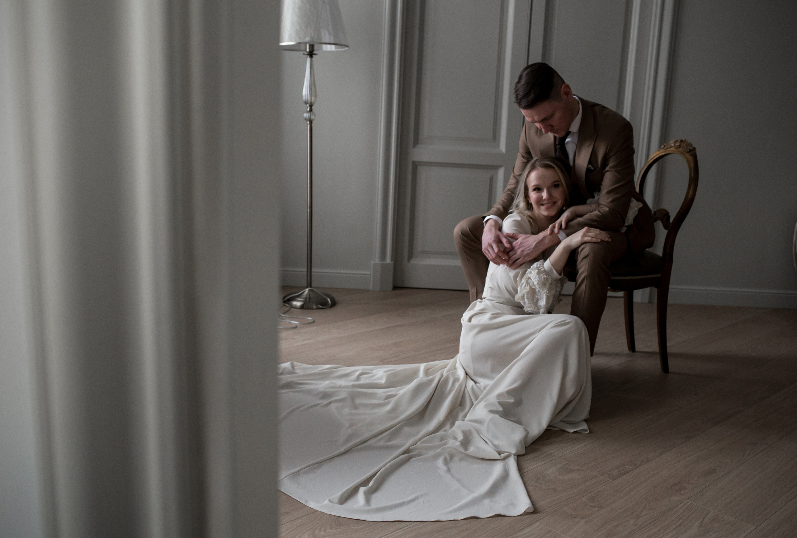 На левом берегу реки Карповки. Главная