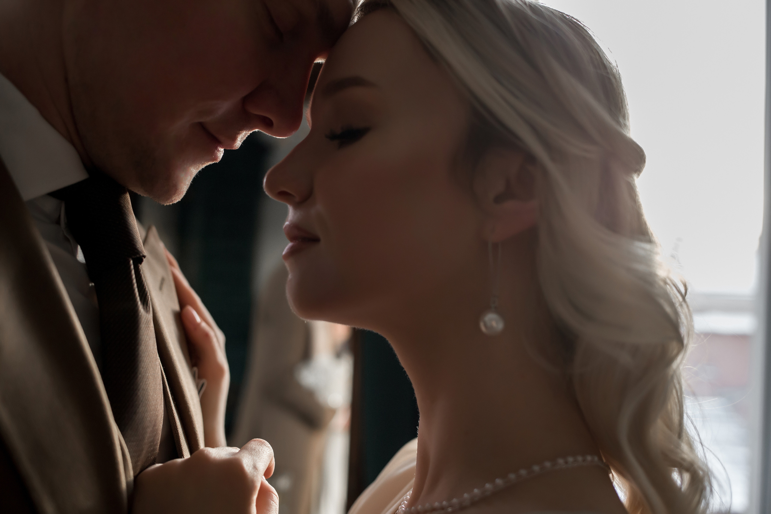 На левом берегу реки Карповки. Главная