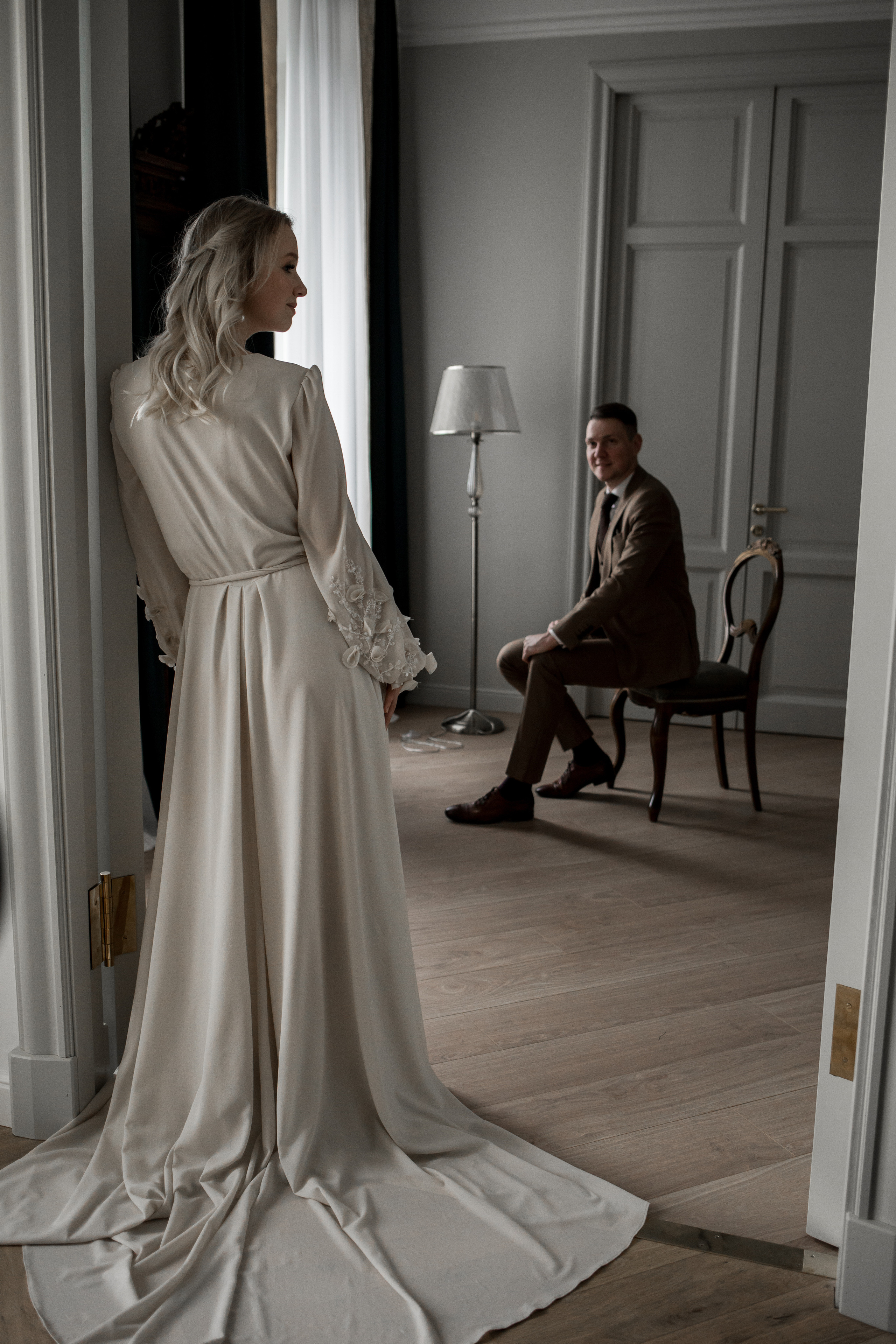 На левом берегу реки Карповки. Главная