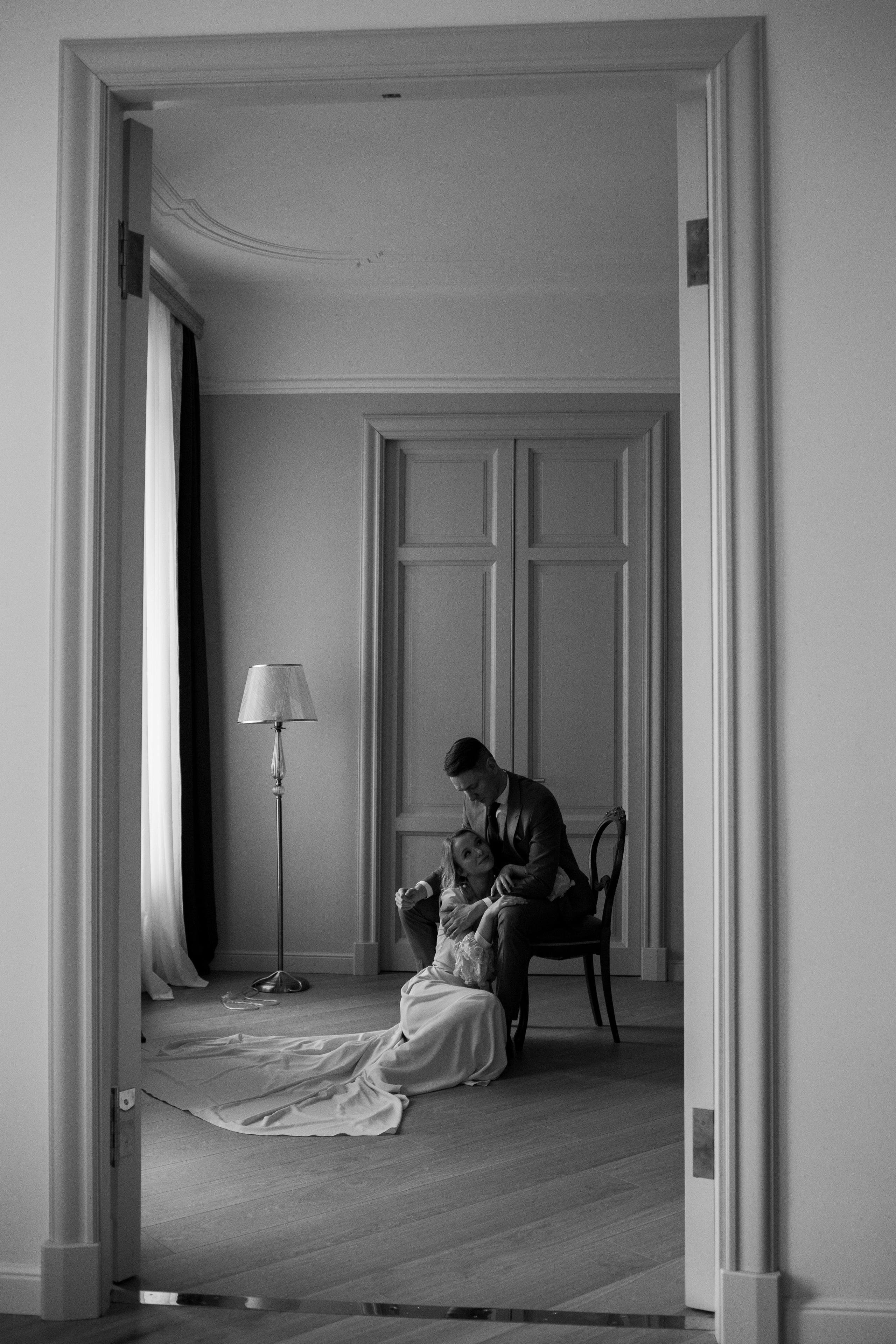 На левом берегу реки Карповки. Главная