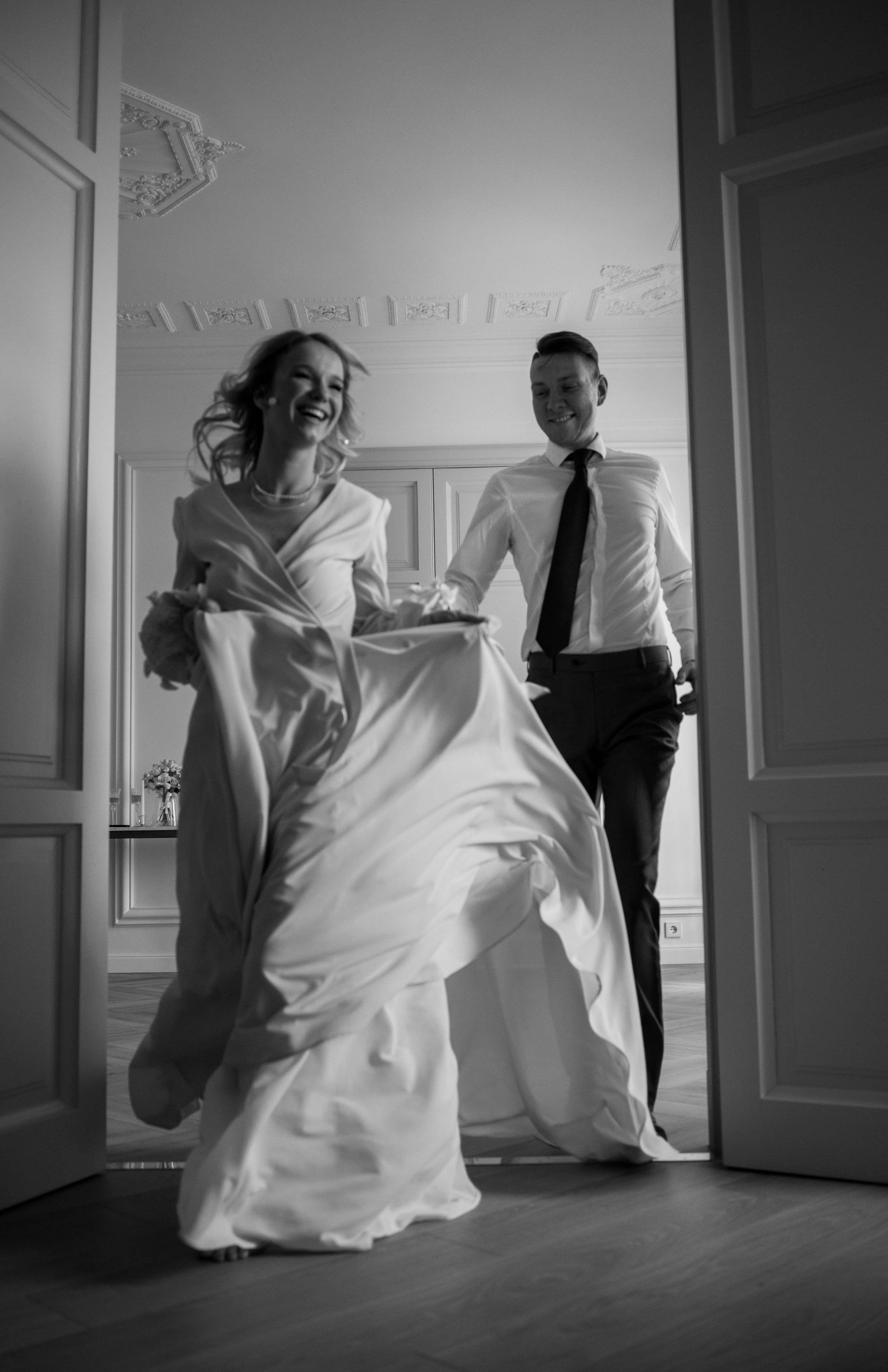 На левом берегу реки Карповки. Главная