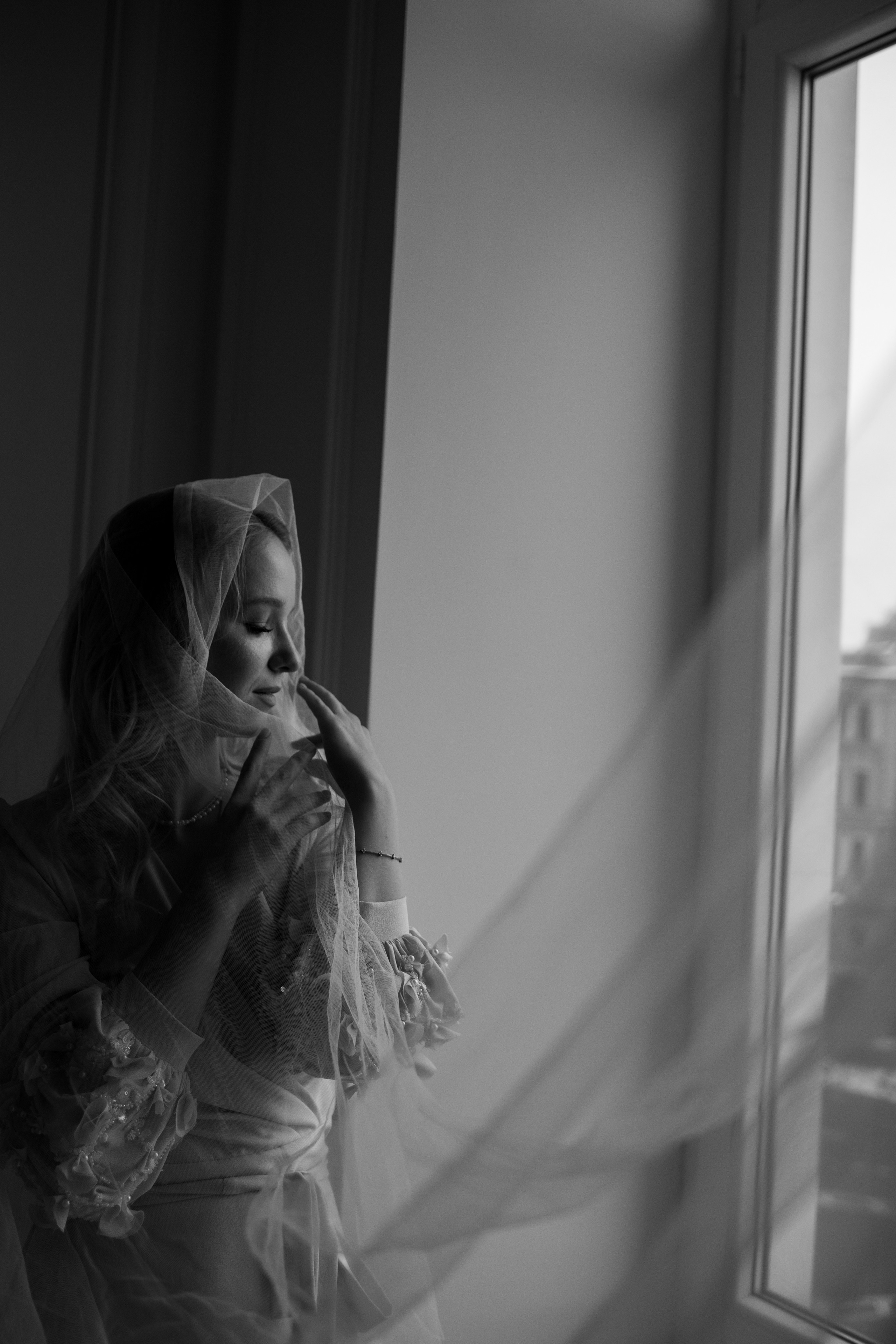 На левом берегу реки Карповки. Главная