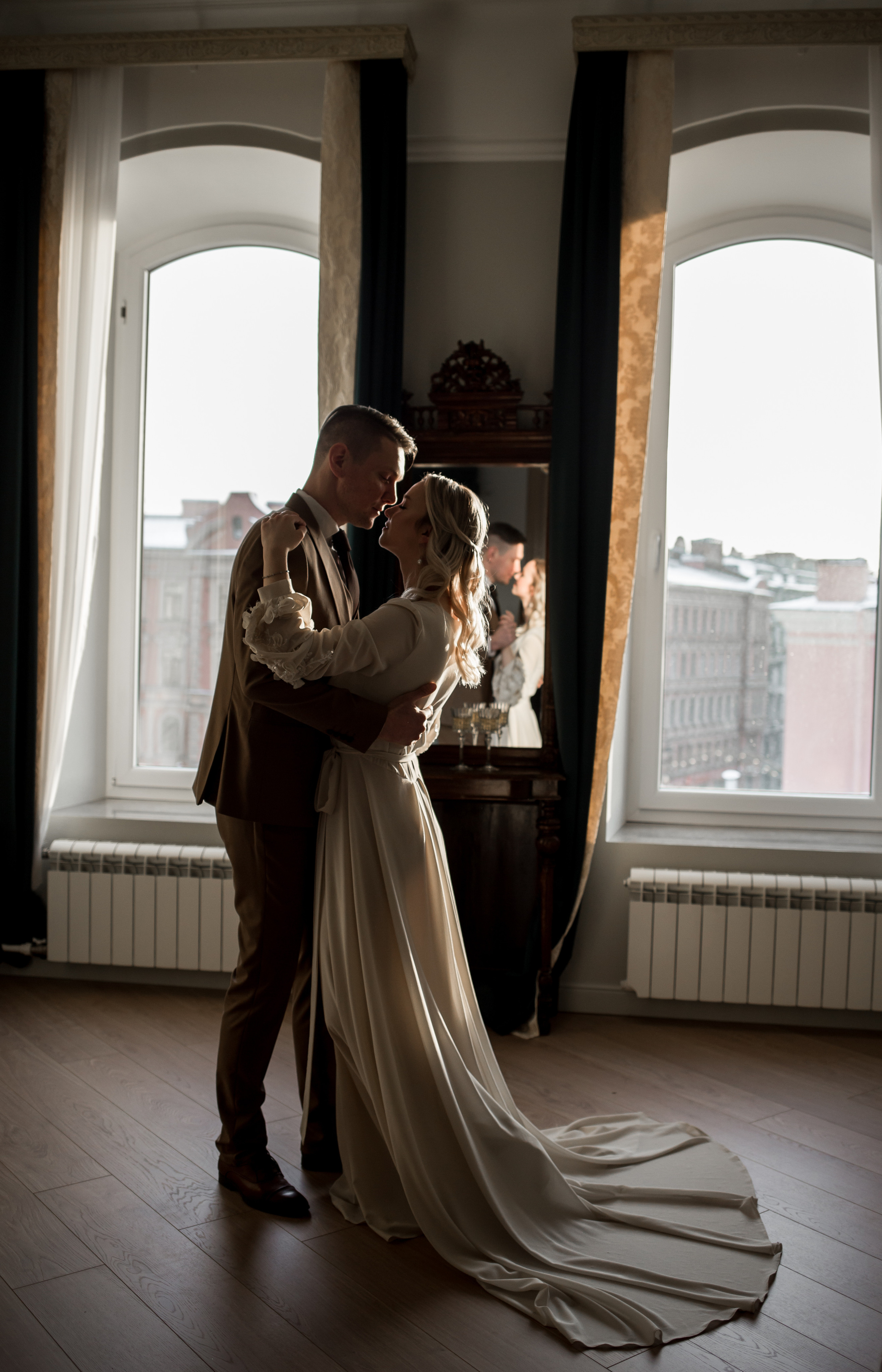 На левом берегу реки Карповки. Главная