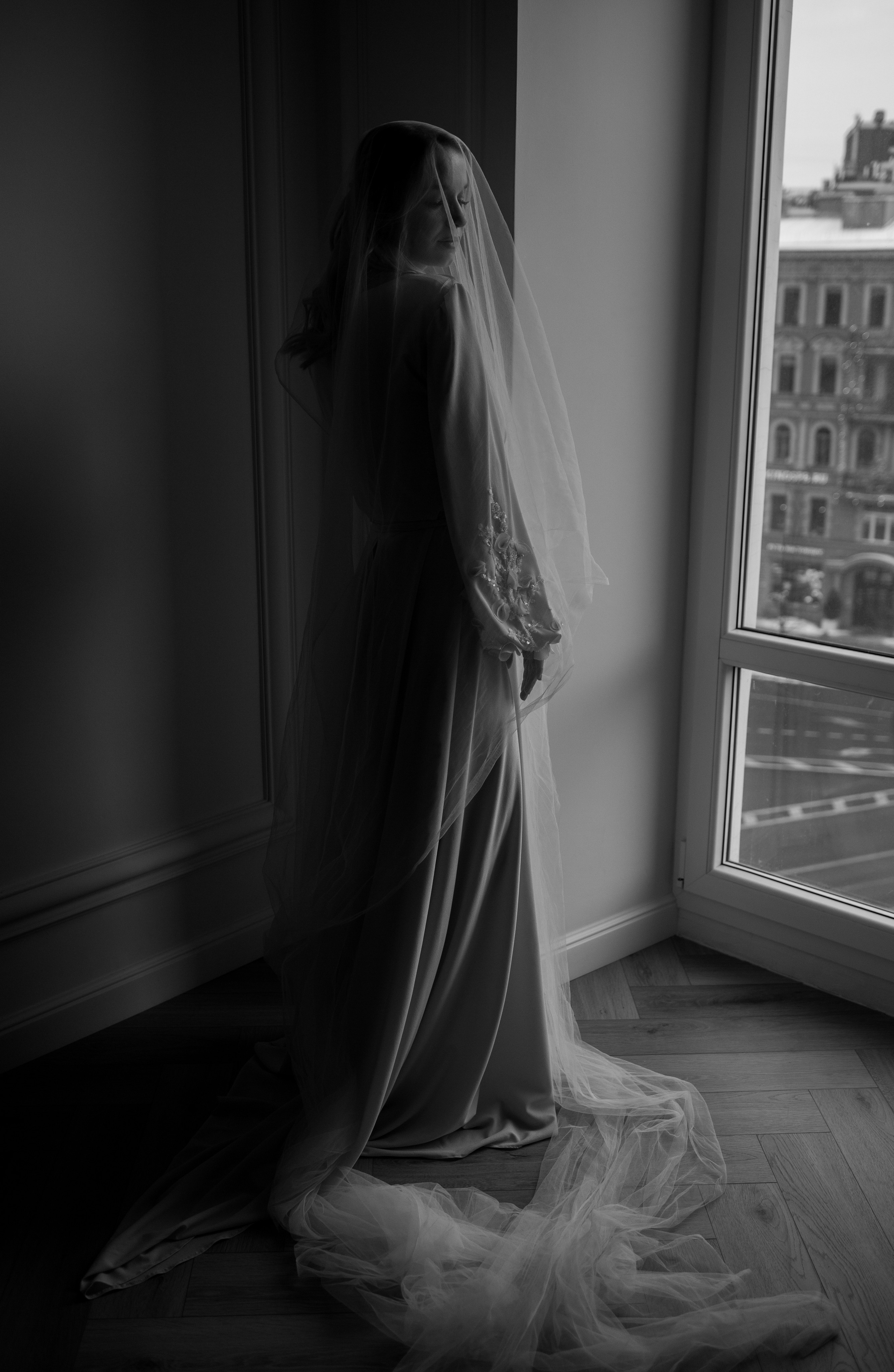 На левом берегу реки Карповки. Главная