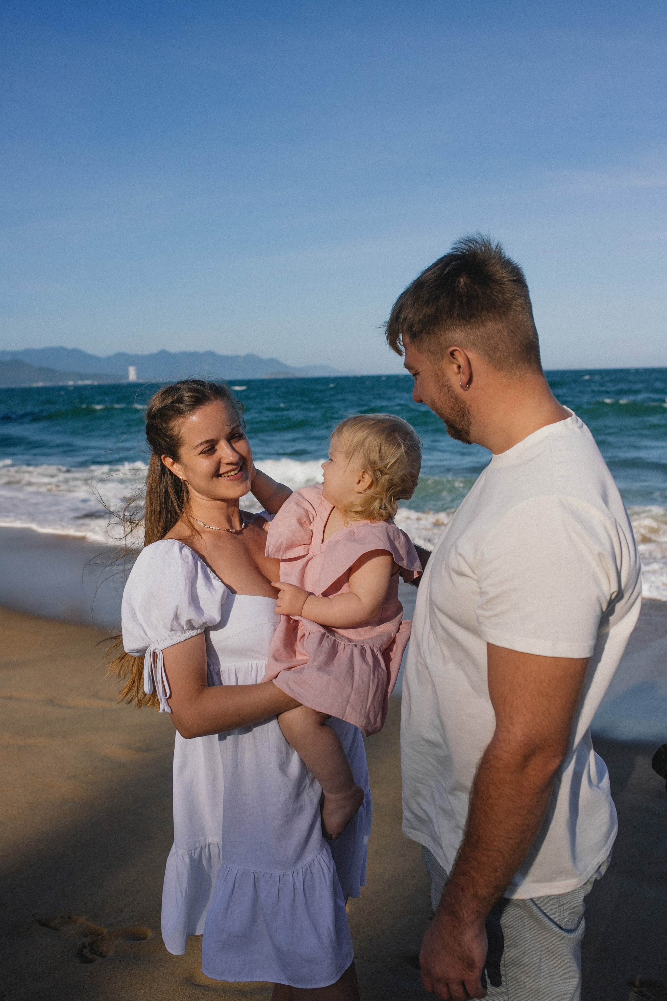 Вика и Влад с Соней на пляже. Главная