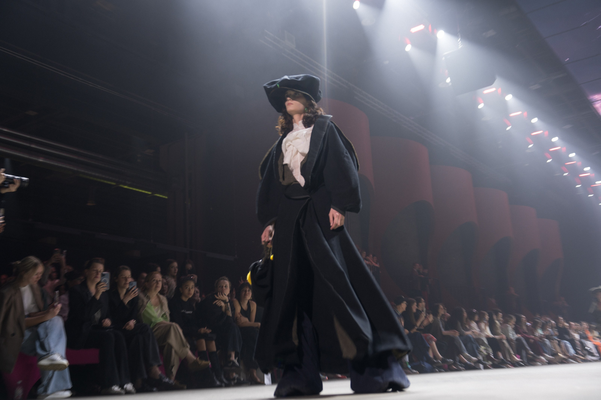 Показ Школы дизайна НИУ ВШЭ. Фотограф Николай Прокофьев модельные тесты в Москве