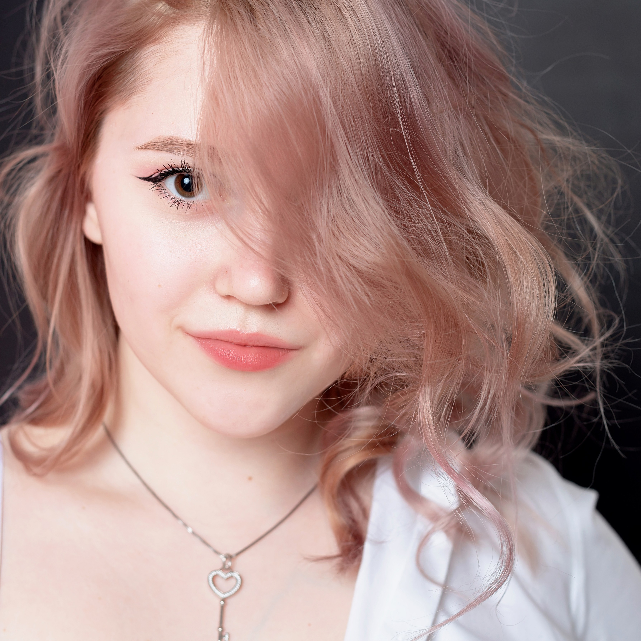 Яркая индивидуальная съемка в студии Санкт-Петербурга. Портретные фотосессии, контент-съемки, репортаж