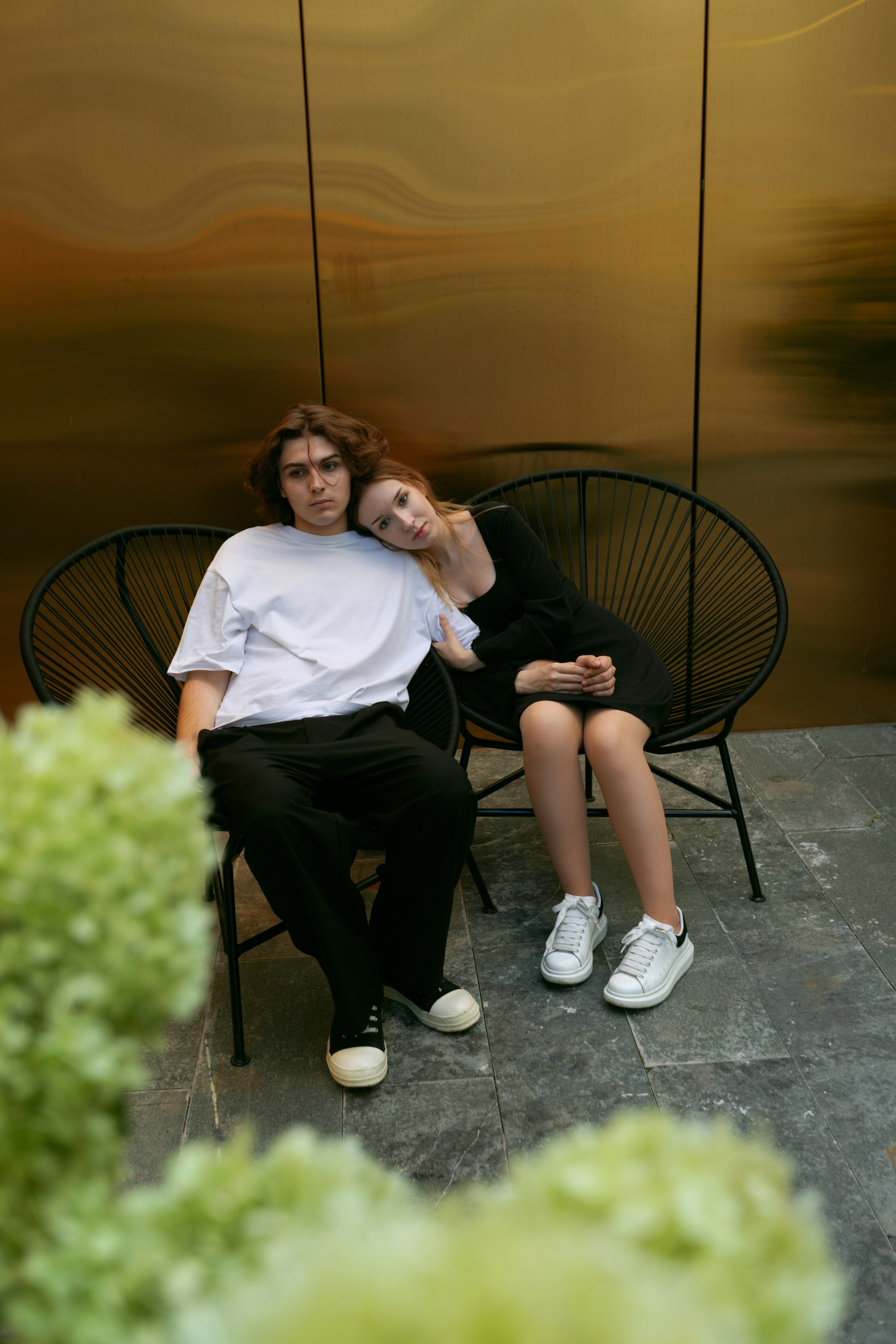 Парень держит девушку за руку в парке, золотой свет — фотосессия в московском парке