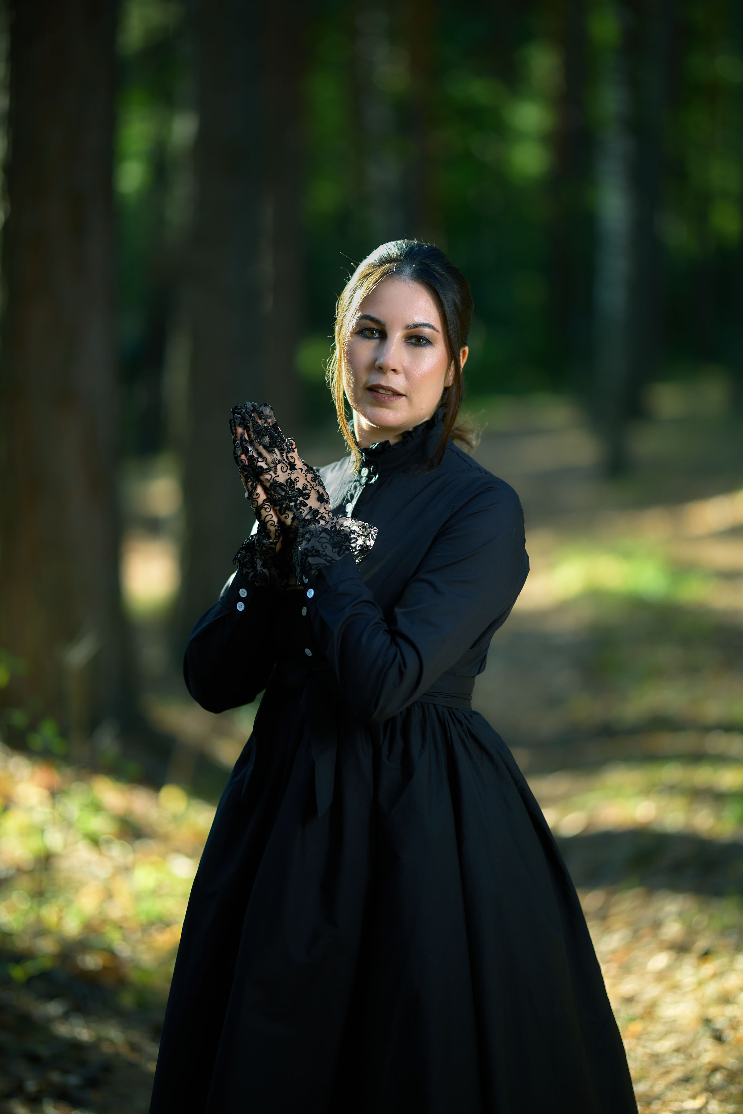 тематическая фотосессия в черном платье в лесу