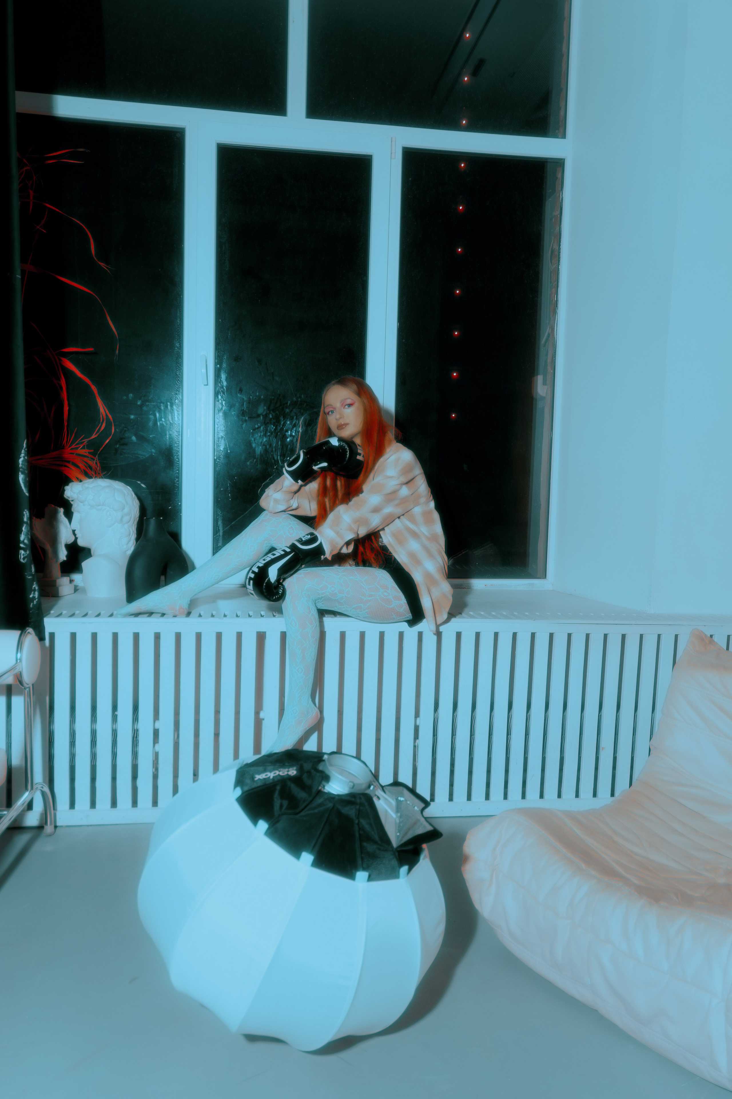 Фэшн фотограф Ростов, фэшн фотосессия с Алёной в студии в Ростове-на-Дону, женский фэшн фотограф LaKazaretto, креативная женская фотосессия, эстетичные фото девушки 