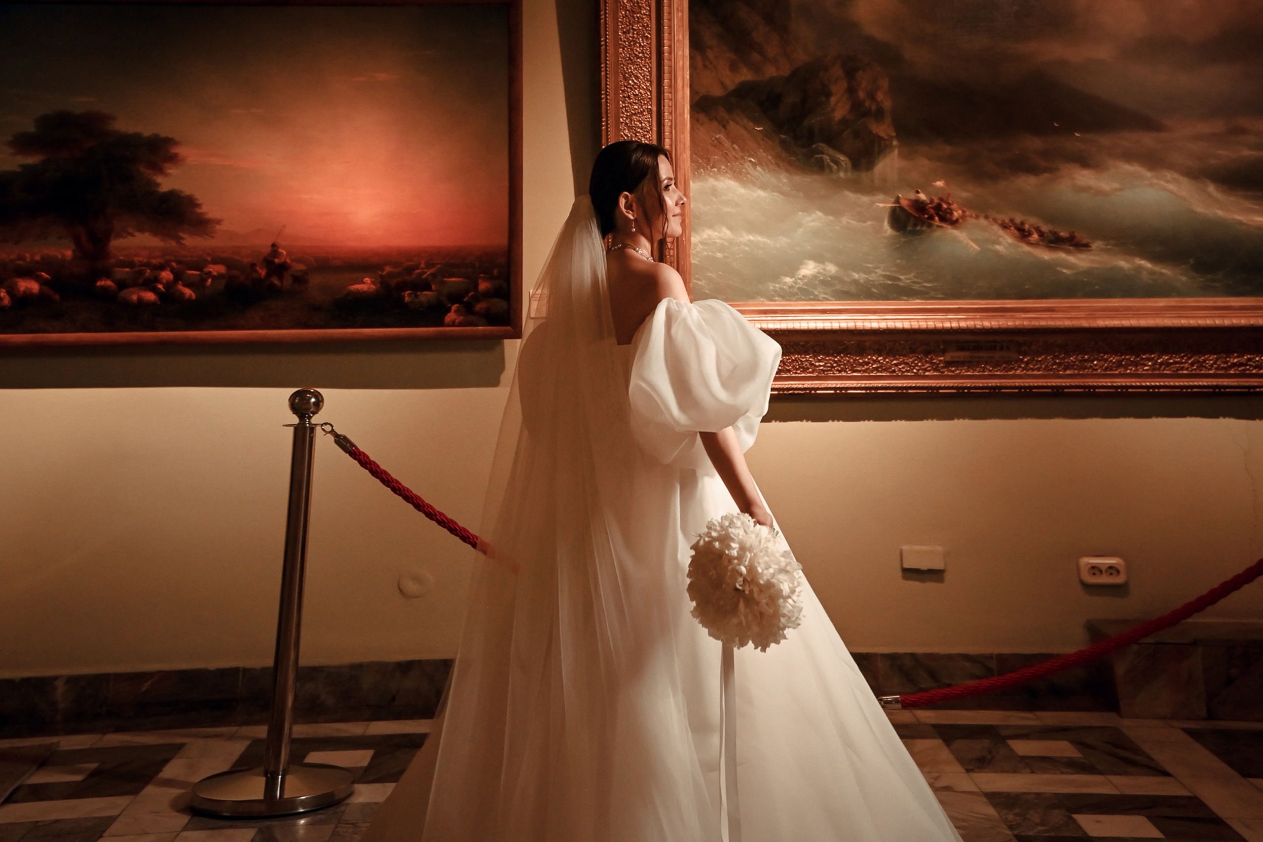 Небольшая свадебная серия в музее и прогулкой под дождем Эльмиры и Ризата. Свадебный, семейный, детский, контент фотограф в Омске Максим Ильин